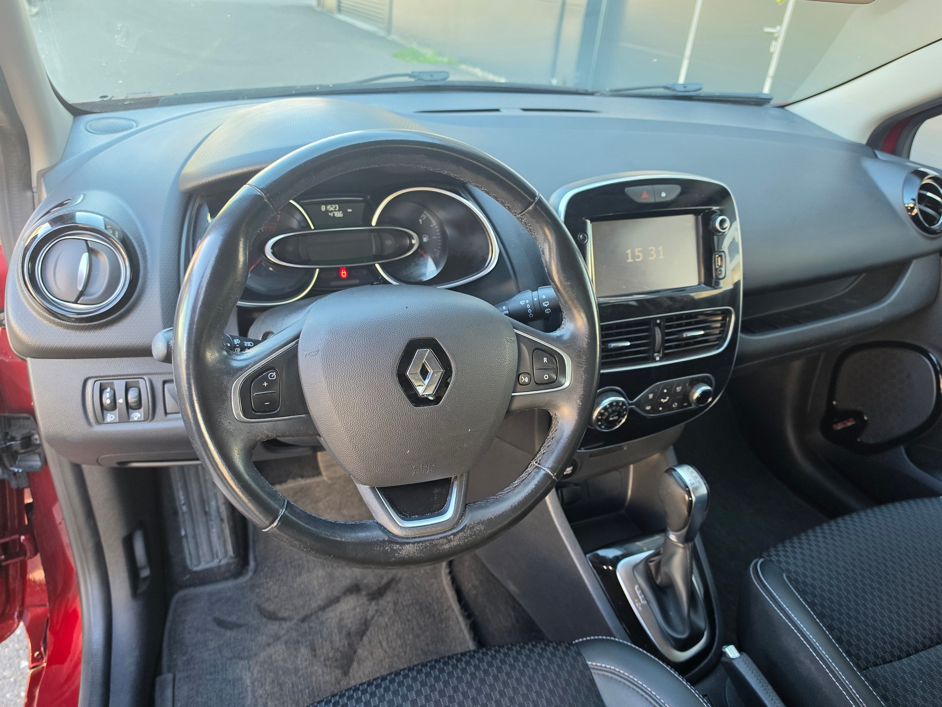 RENAULT Clio Grandtour 1.2 16V T 90th Anniversary EDC-image-9