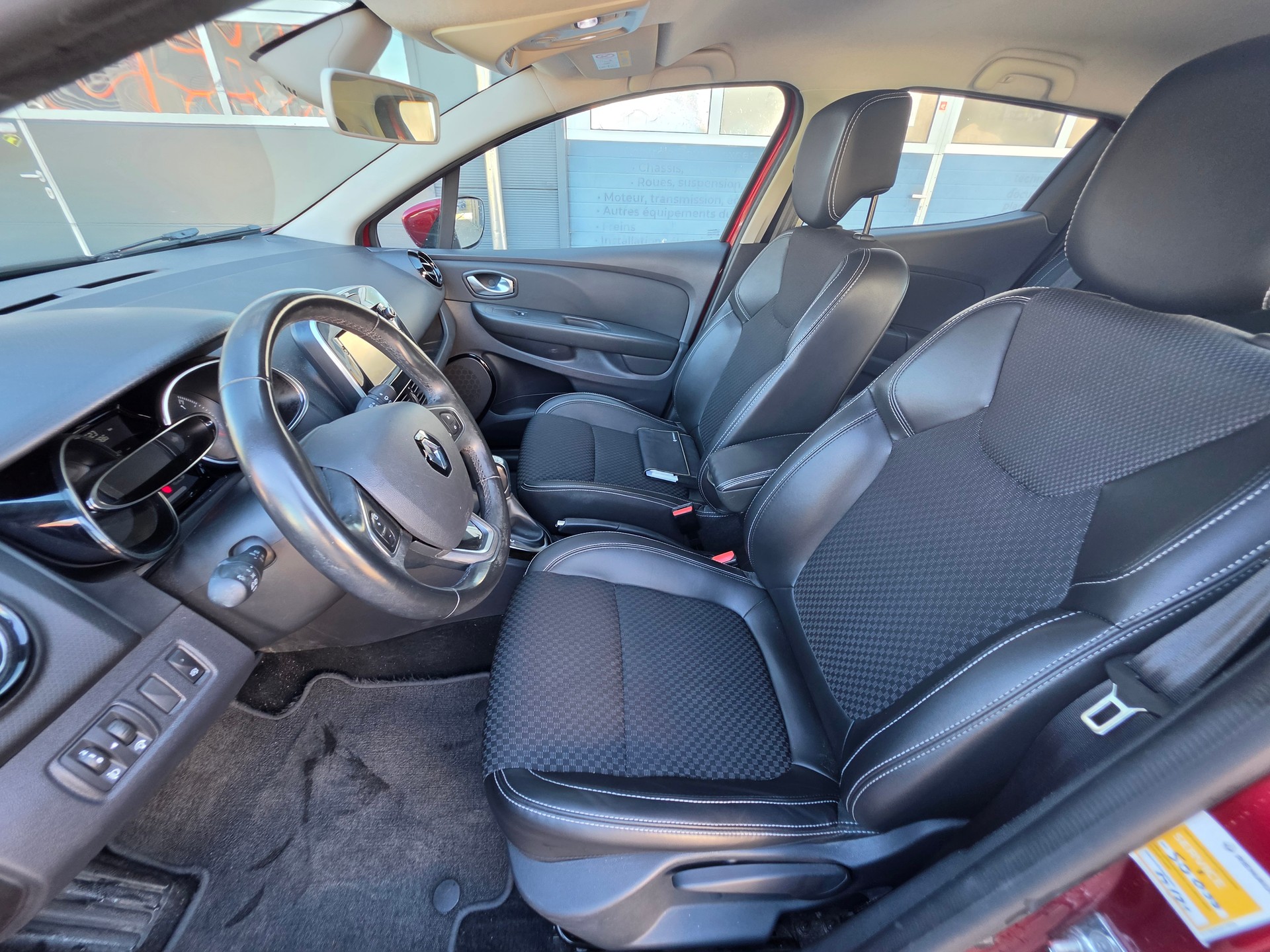 RENAULT Clio Grandtour 1.2 16V T 90th Anniversary EDC-image-8