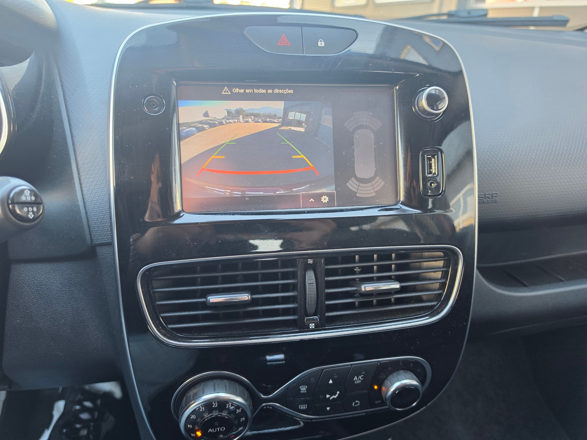 RENAULT Clio Grandtour 1.2 16V T 90th Anniversary EDC-image-11