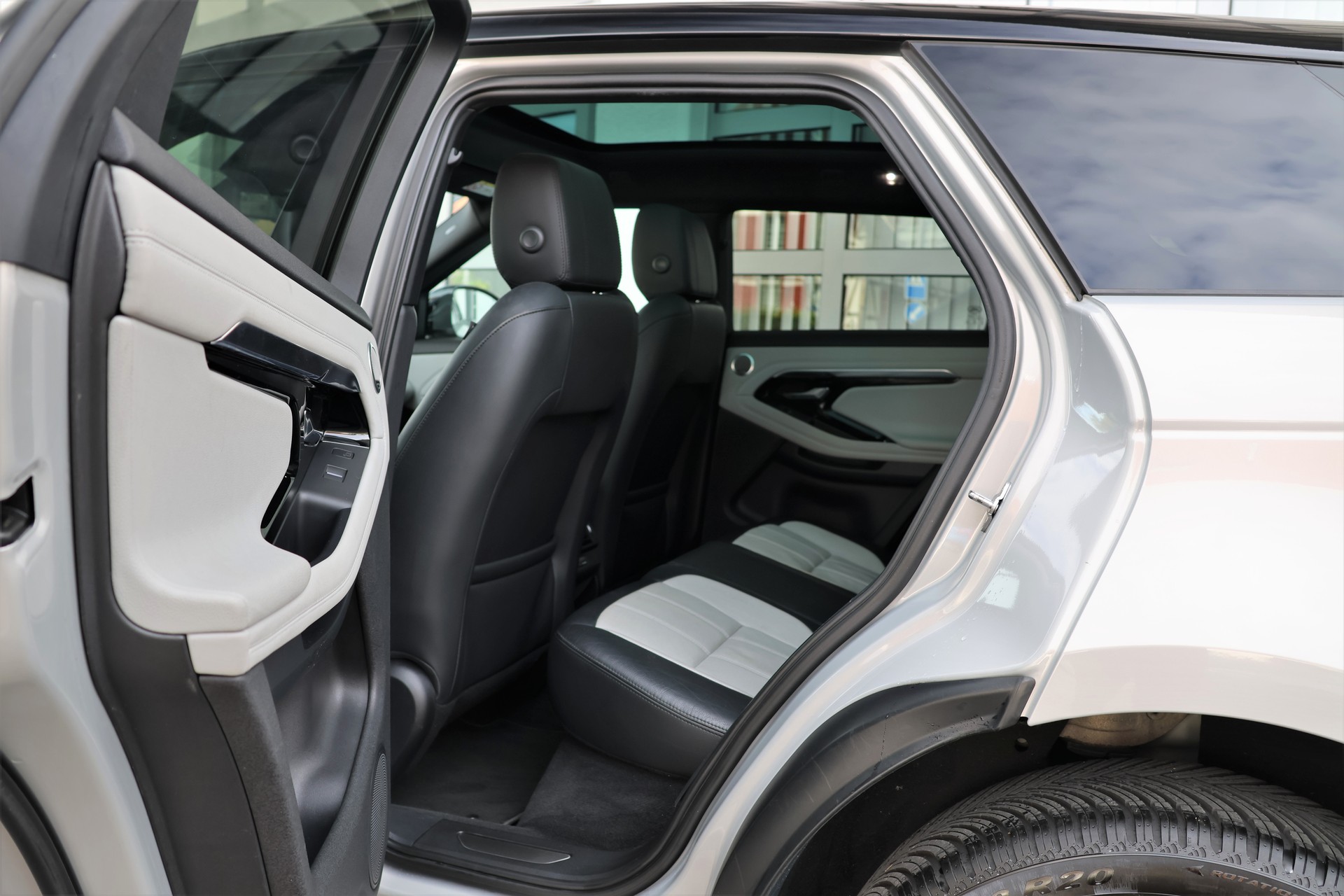 LAND ROVER Range Rover Evoque R-Dyn First Edi P 250 HSE AT9 (CH)-image-13
