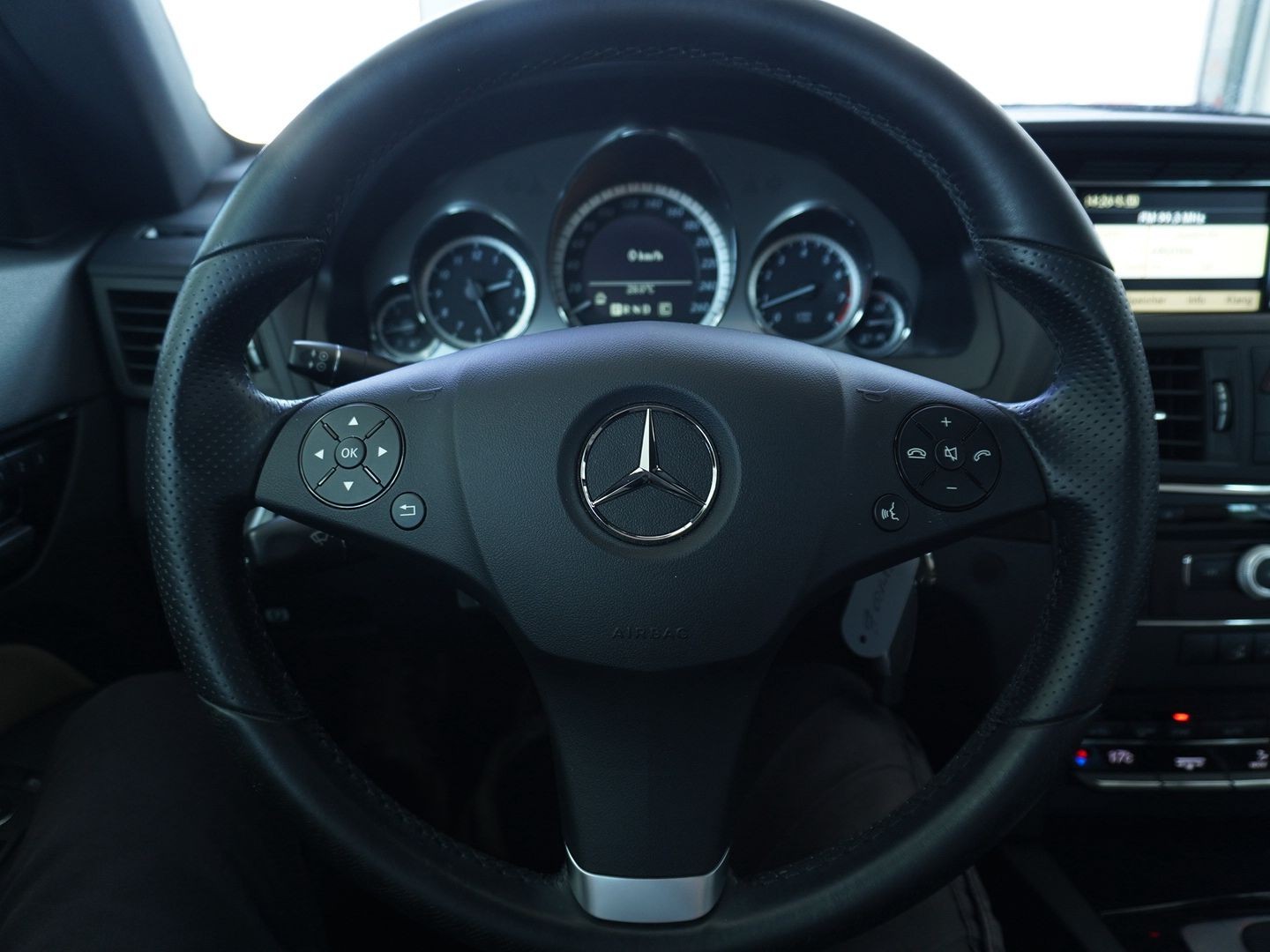 MERCEDES-BENZ E 250 CGI BlueEfficiency Automatic-image-10