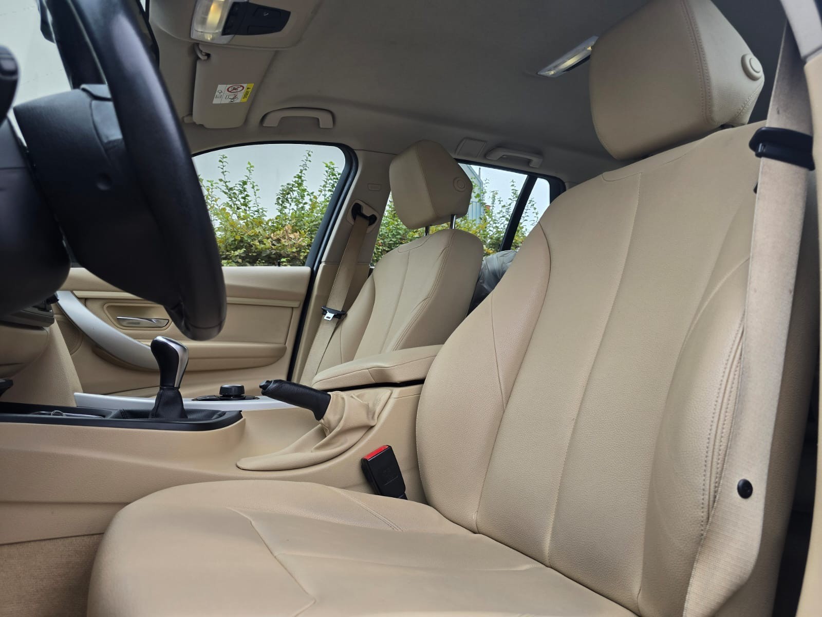 BMW 320i Touring Luxury Line-image-2