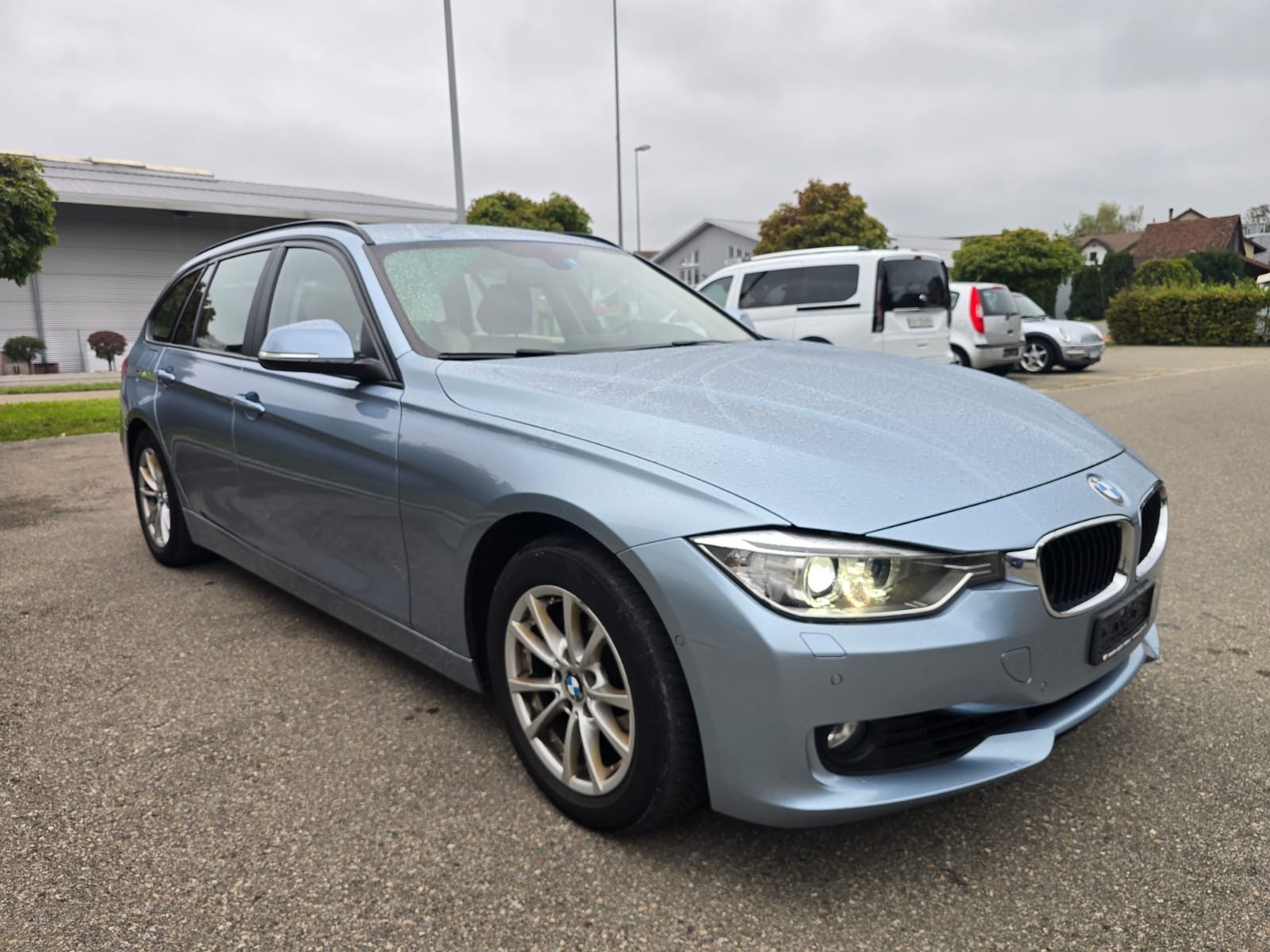 BMW 320i Touring Luxury Line-image-1