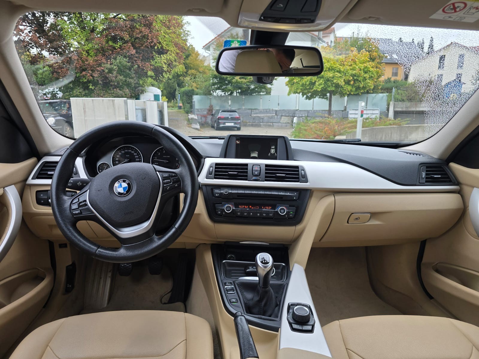 BMW 320i Touring Luxury Line-image-7