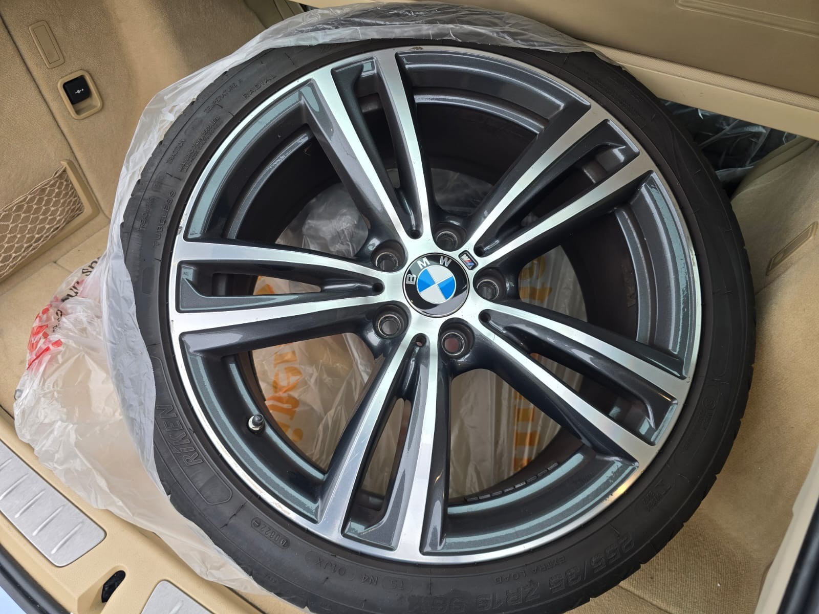 BMW 320i Touring Luxury Line-image-6