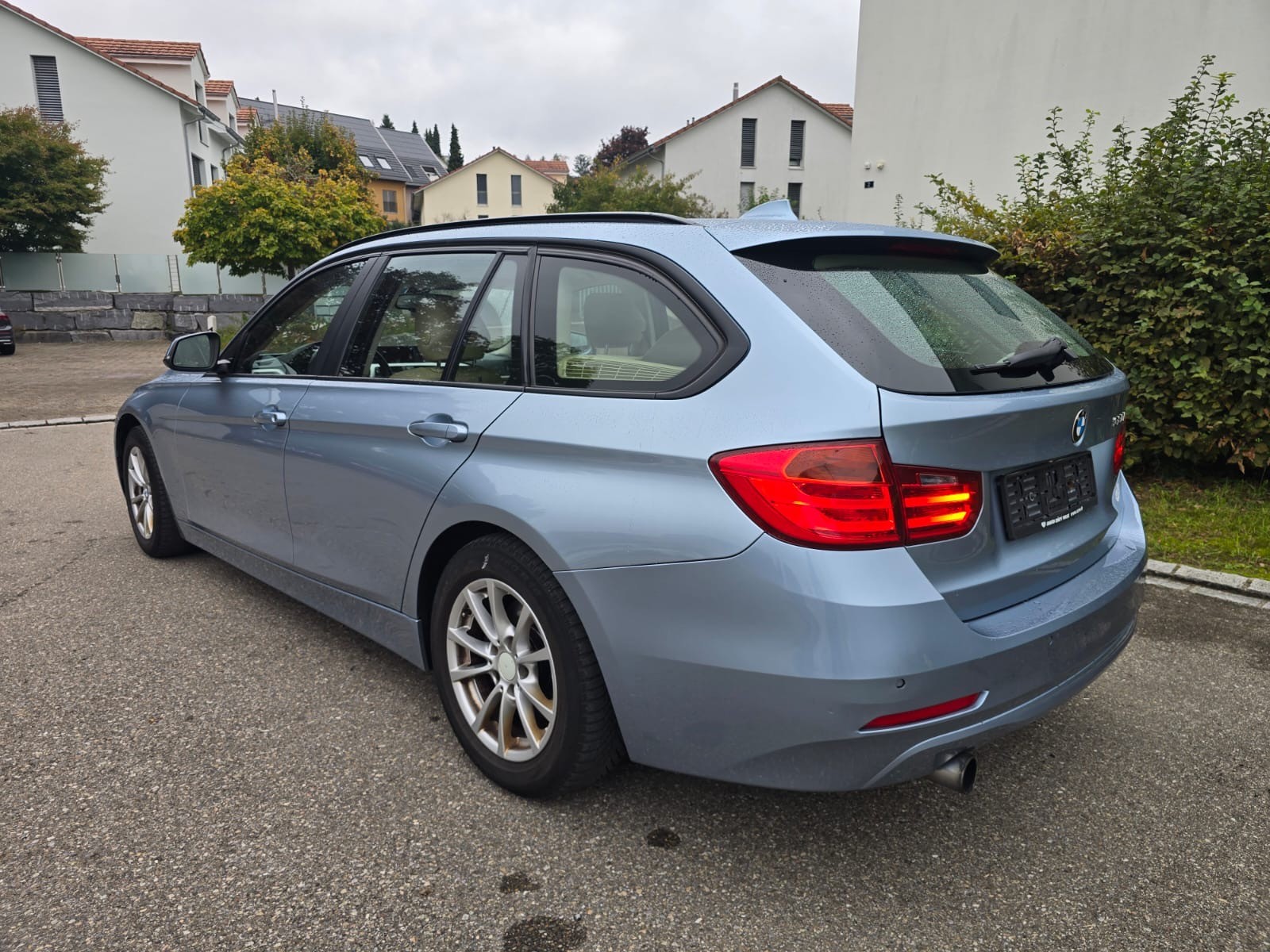 BMW 320i Touring Luxury Line-image-3