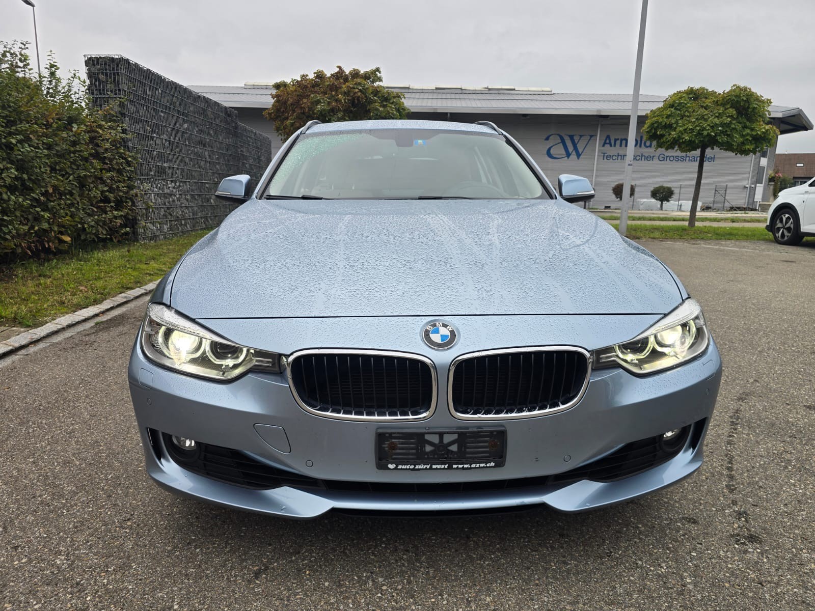 BMW 320i Touring Luxury Line-image-5
