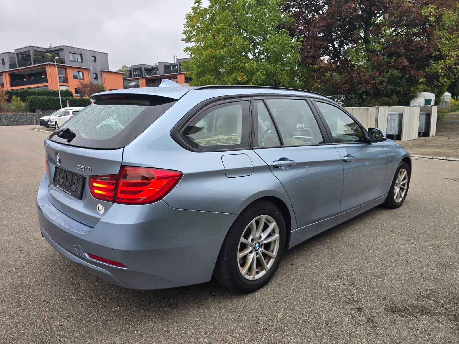 BMW 320i Touring Luxury Line-image-8