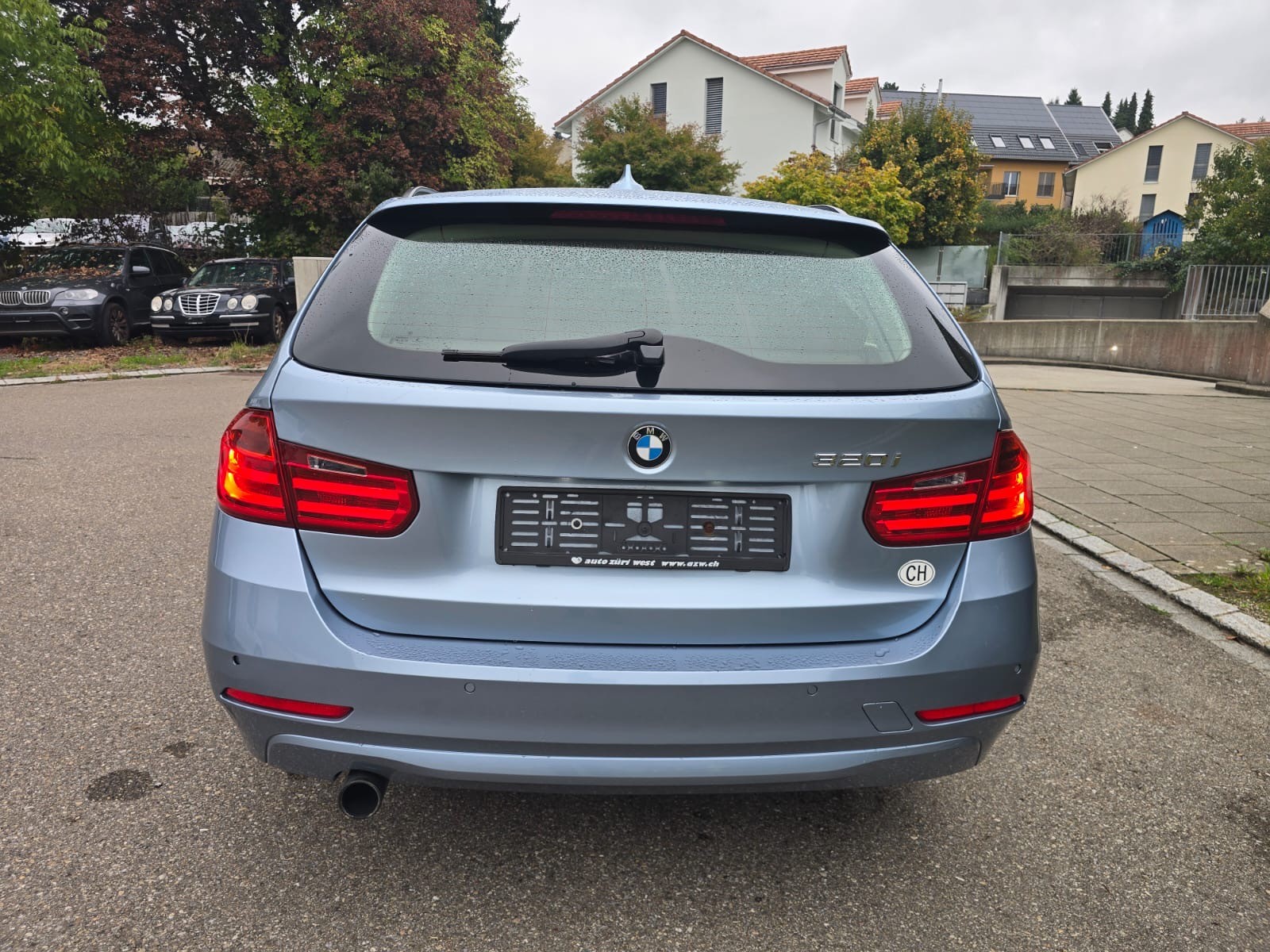 BMW 320i Touring Luxury Line-image-4
