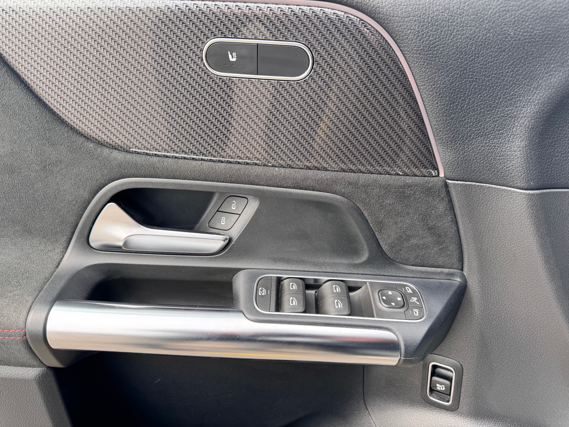 MERCEDES-BENZ B 250 4Matic AMG Line-image-14