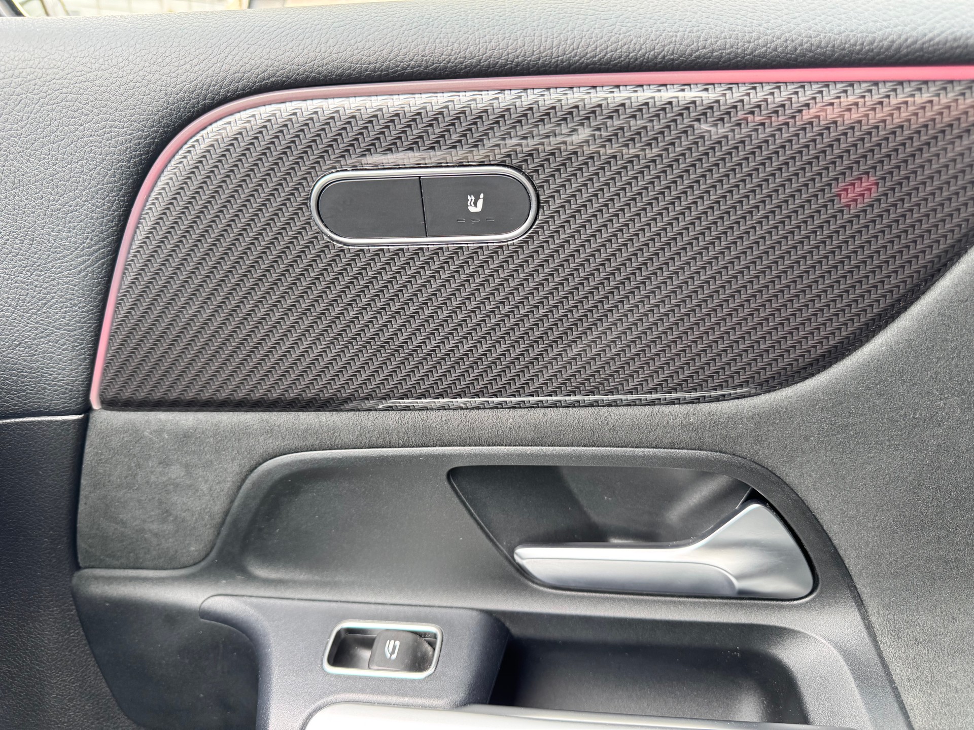 MERCEDES-BENZ B 250 4Matic AMG Line-image-17