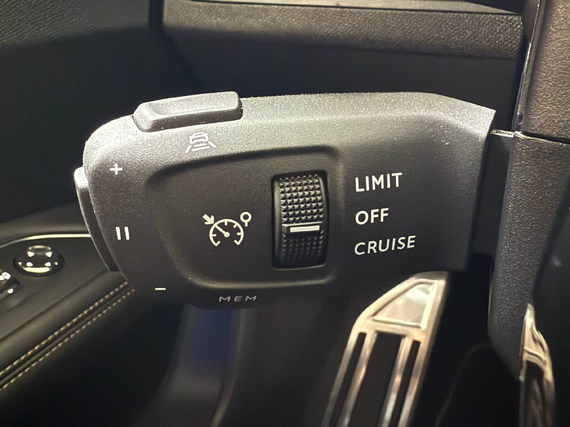 PEUGEOT 3008 1.6 Plug-in Hybrid GT-image-9
