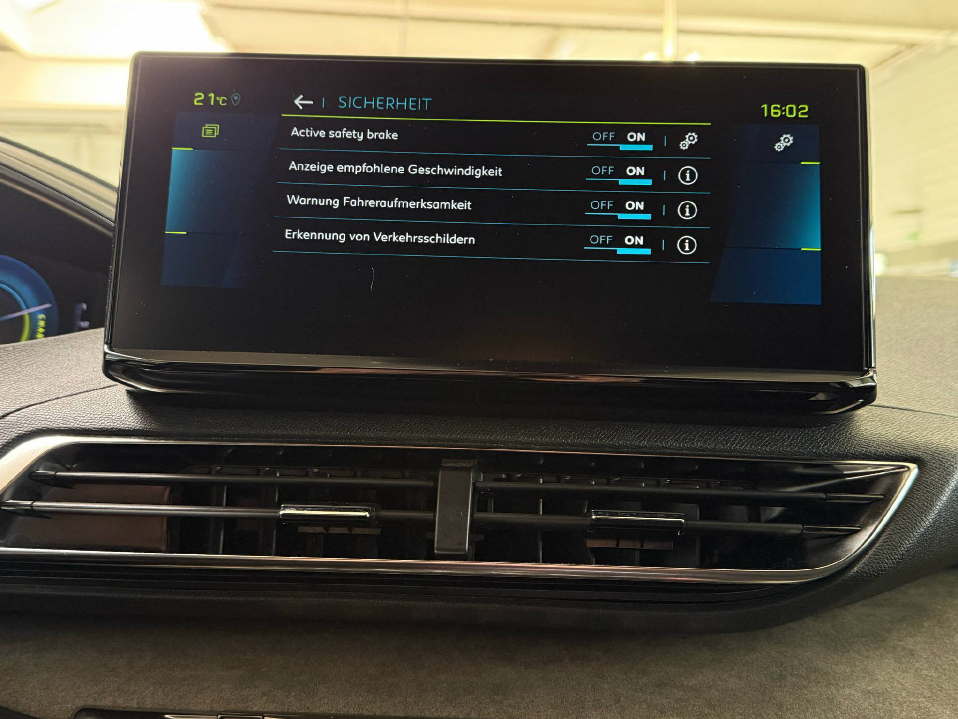 PEUGEOT 3008 1.6 Plug-in Hybrid GT-image-12