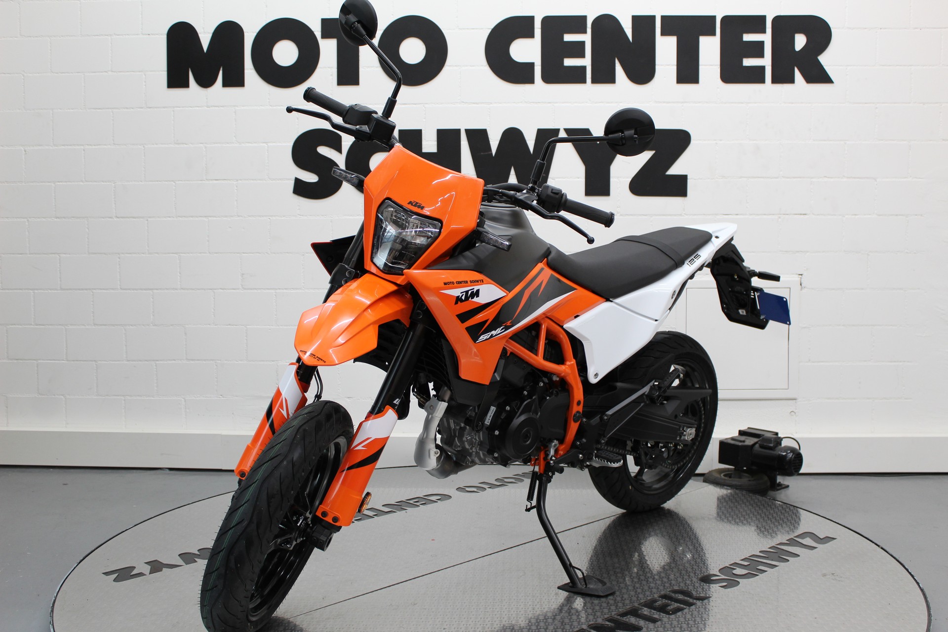 KTM 125 SMC R-showroom-element-3