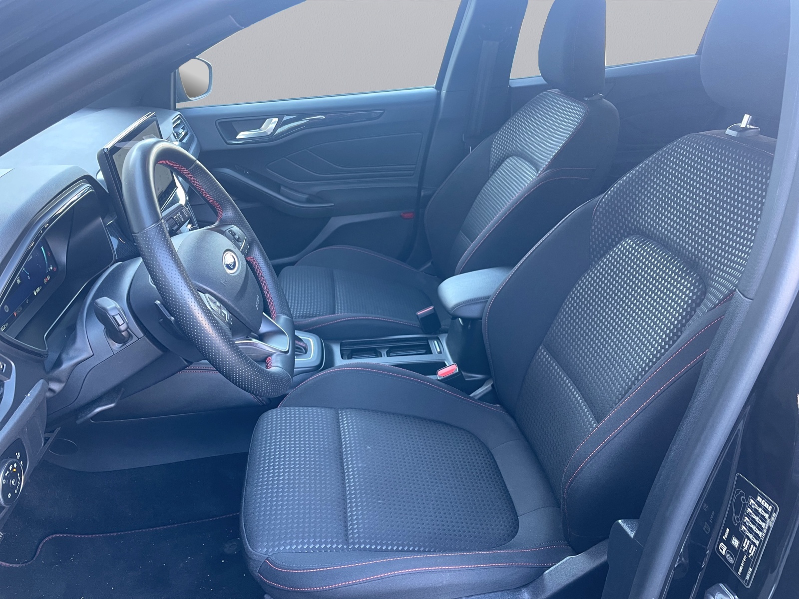 FORD Focus Station Wagon 1.0i EcoB Hybrid 155 ST-Line-image-9