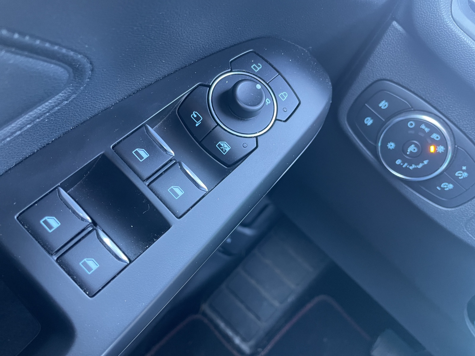 FORD Focus Station Wagon 1.0i EcoB Hybrid 155 ST-Line-image-10