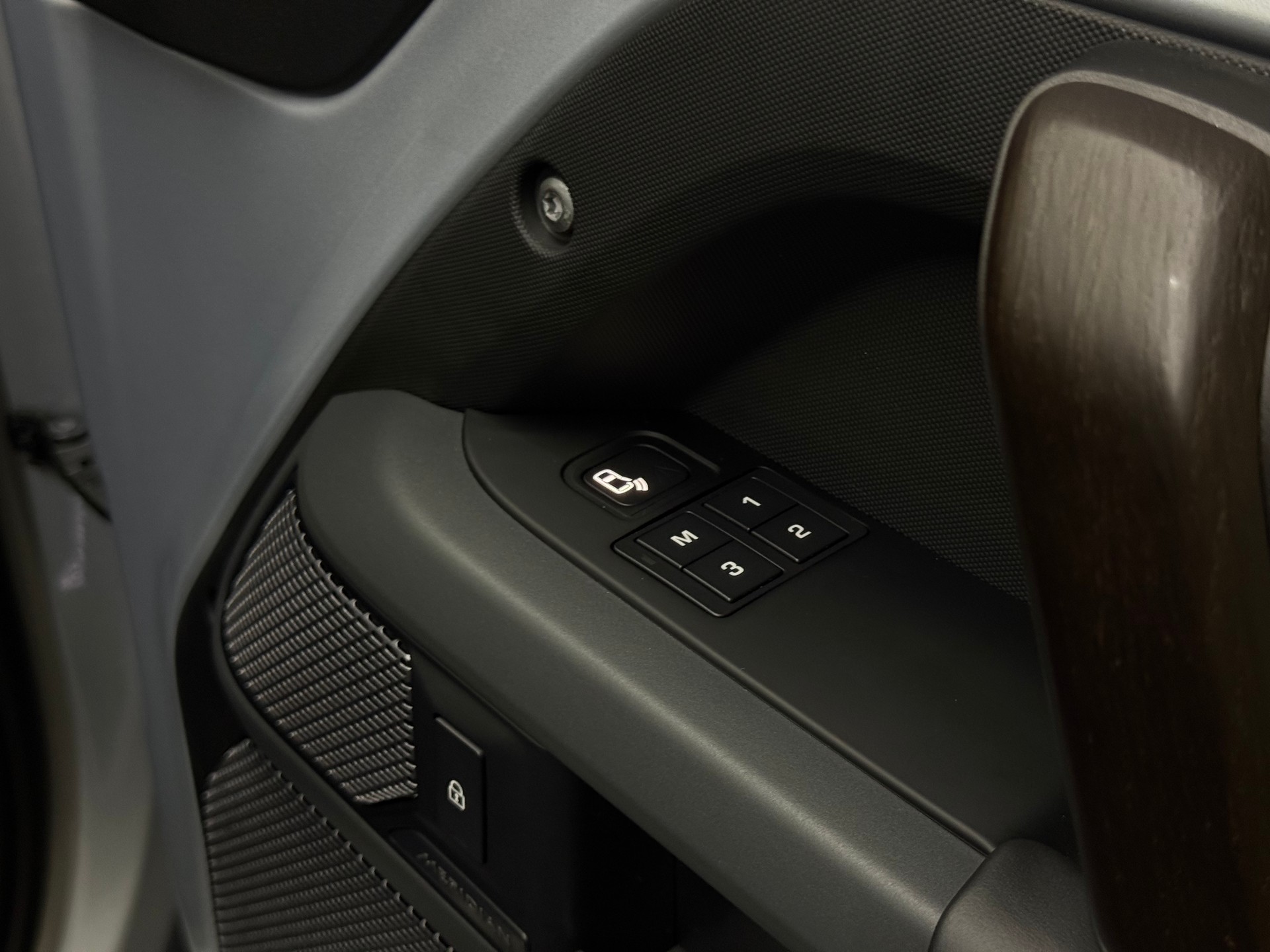 LAND ROVER Defender 110 P400 I6 X-Dynamic HSE 3.0 AT8-image-25