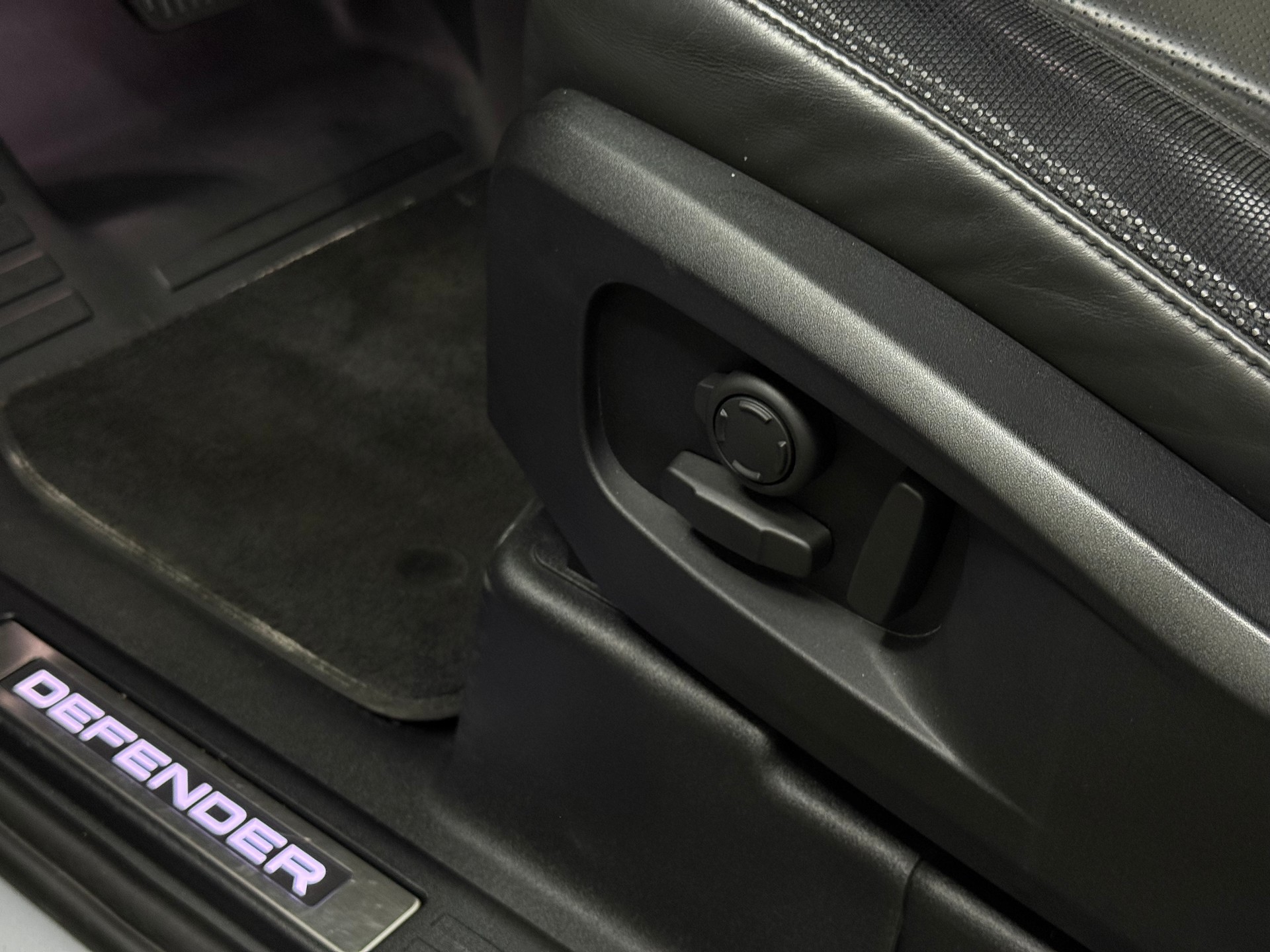 LAND ROVER Defender 110 P400 I6 X-Dynamic HSE 3.0 AT8-image-21