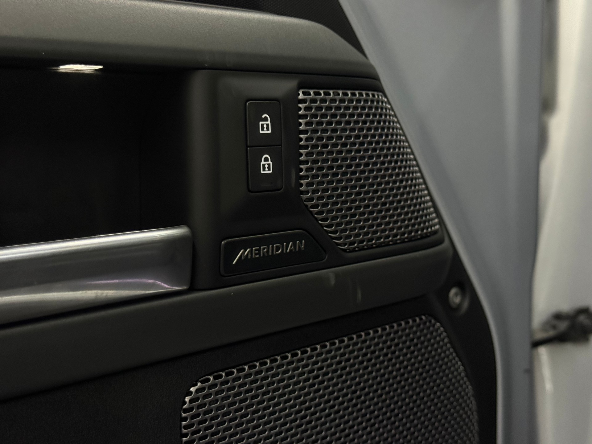 LAND ROVER Defender 110 P400 I6 X-Dynamic HSE 3.0 AT8-image-18