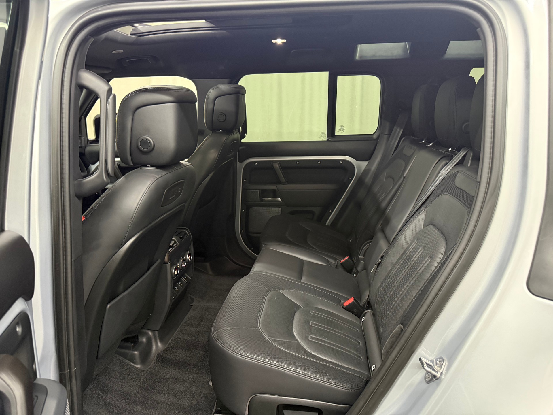 LAND ROVER Defender 110 P400 I6 X-Dynamic HSE 3.0 AT8-image-12
