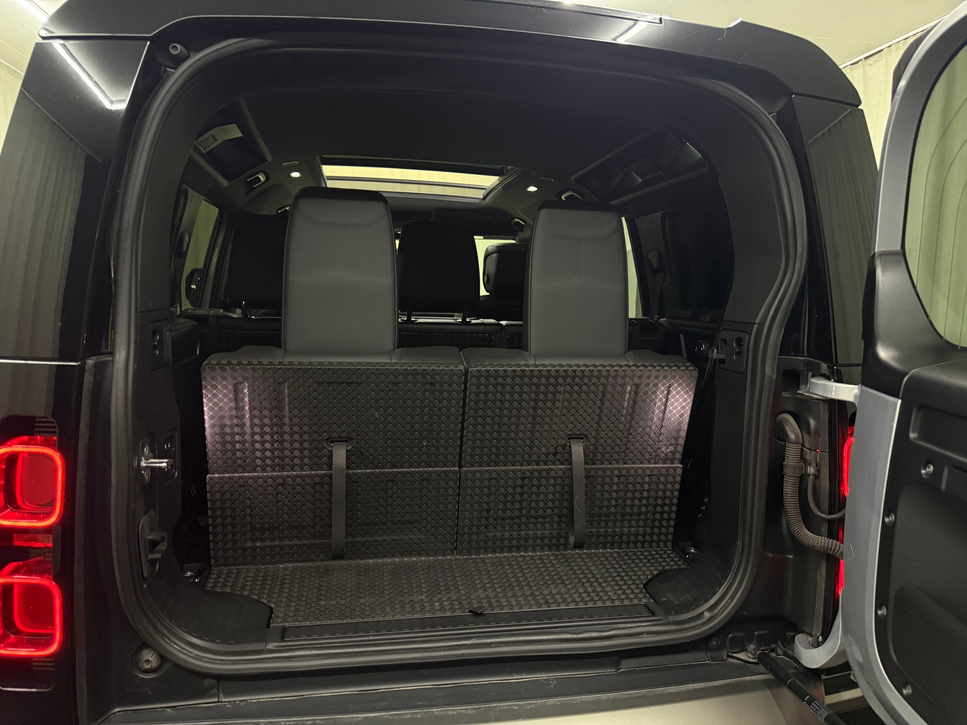 LAND ROVER Defender 110 P400 I6 X-Dynamic HSE 3.0 AT8-image-6