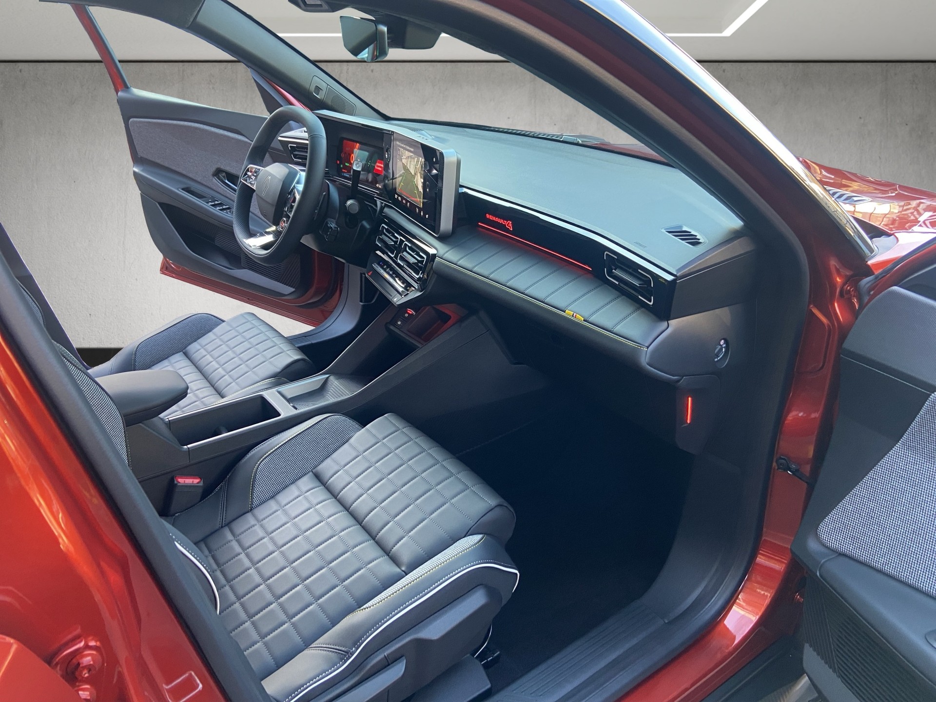 RENAULT R4 E-Tech Comfort Range 52 kWh Iconic-image-10