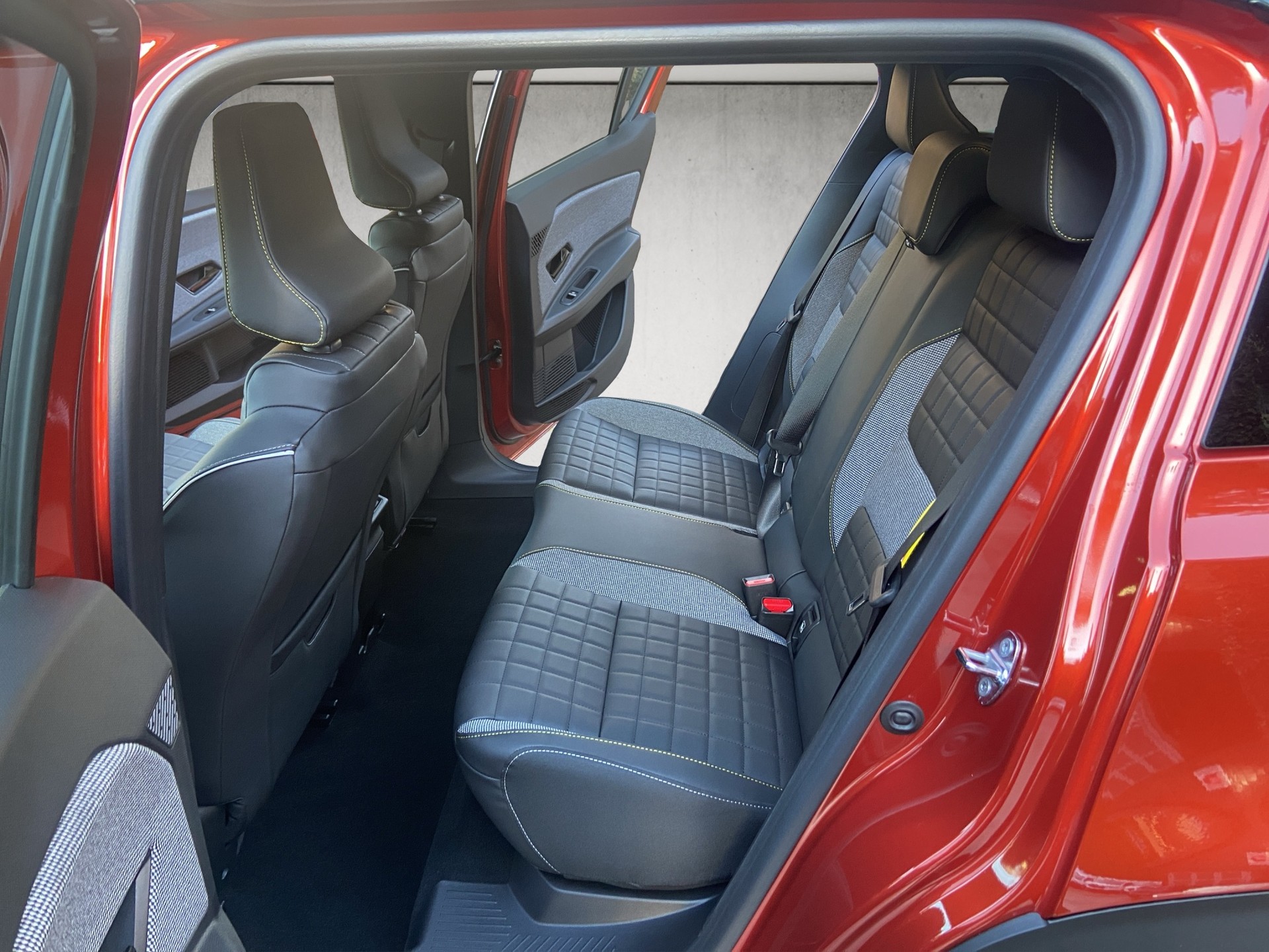 RENAULT R4 E-Tech Comfort Range 52 kWh Iconic-image-7