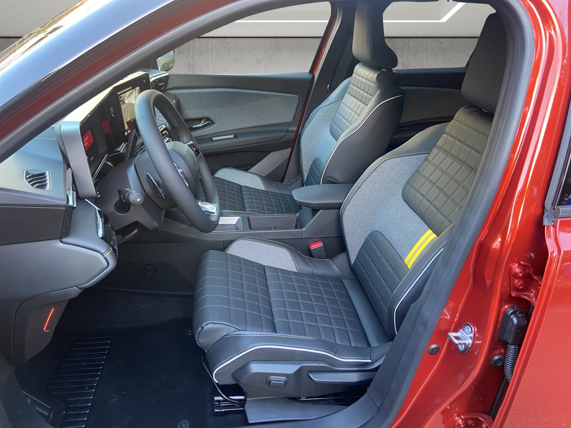 RENAULT R4 E-Tech Comfort Range 52 kWh Iconic-image-11