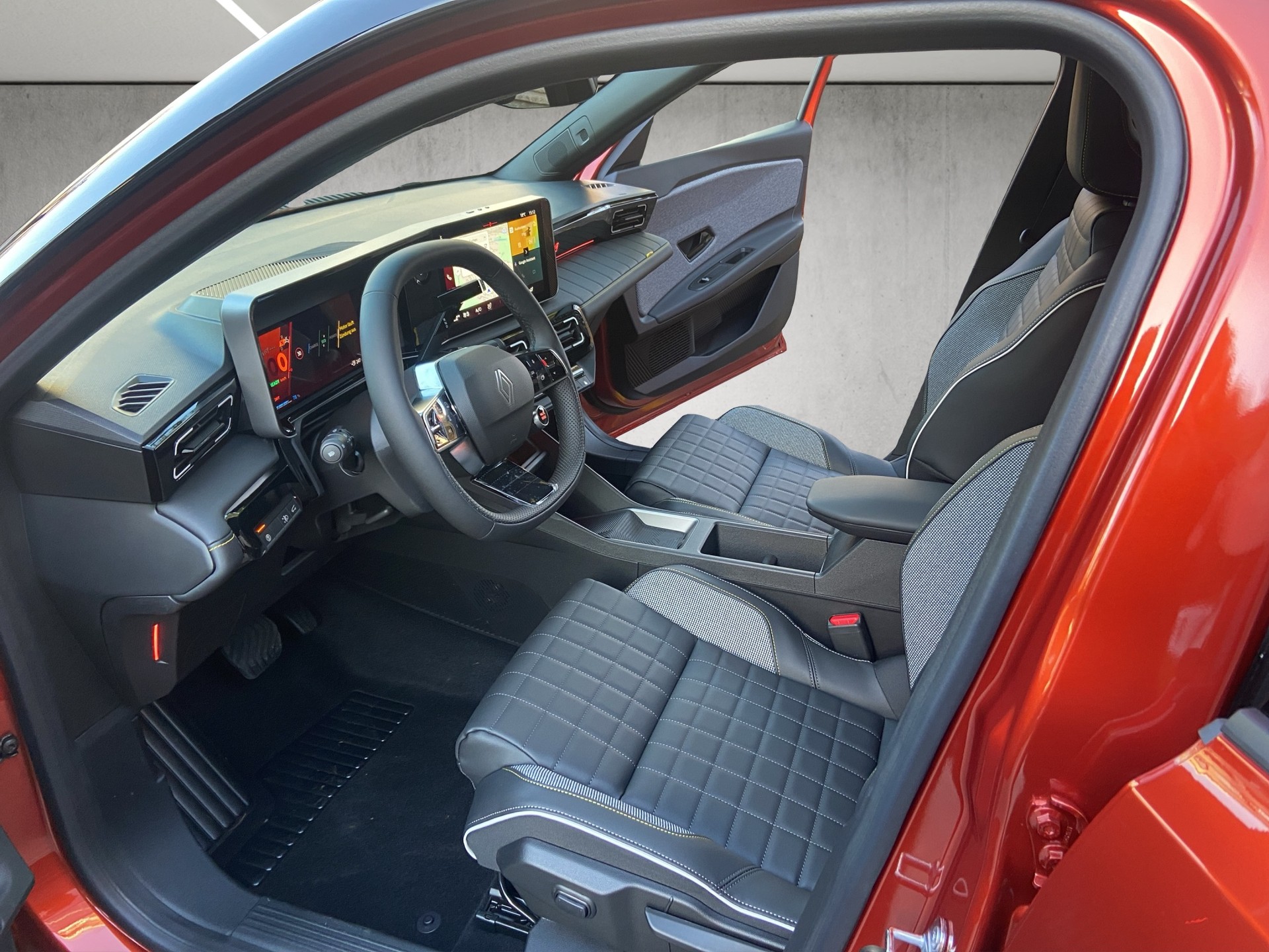 RENAULT R4 E-Tech Comfort Range 52 kWh Iconic-image-6