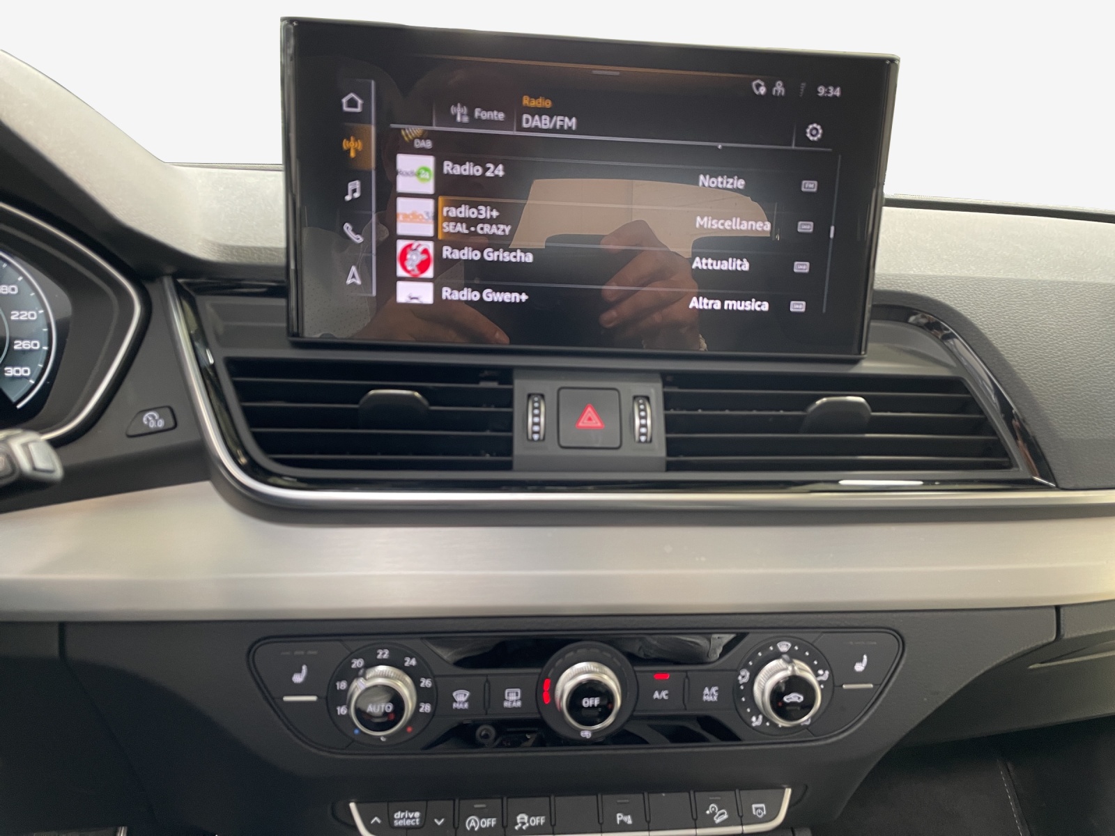 AUDI Q5 40 TDI Black Edition quattro S-tronic-image-10