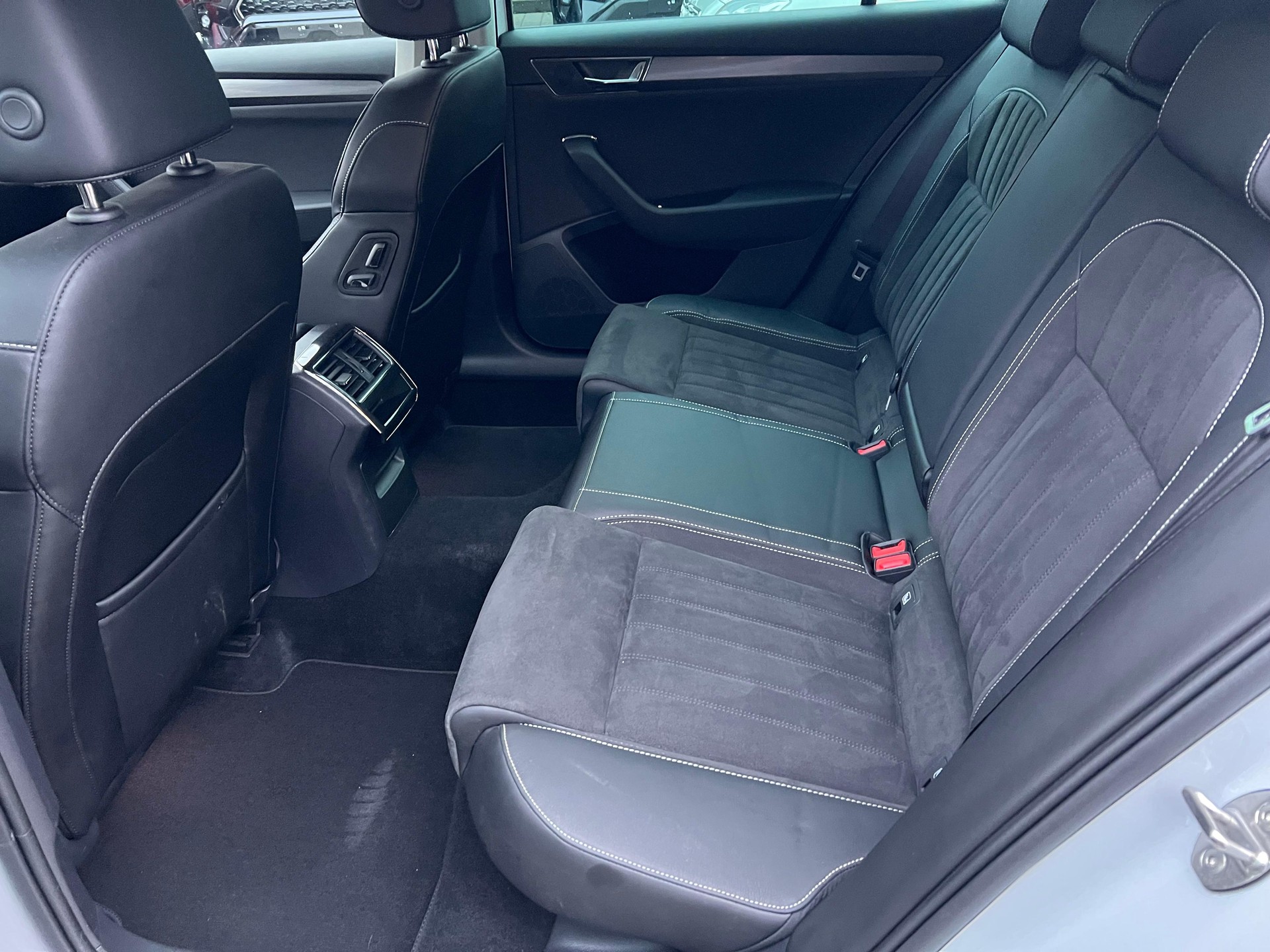 SKODA Superb Combi 2.0 TDI 200 Style 4x4 DSG-image-10
