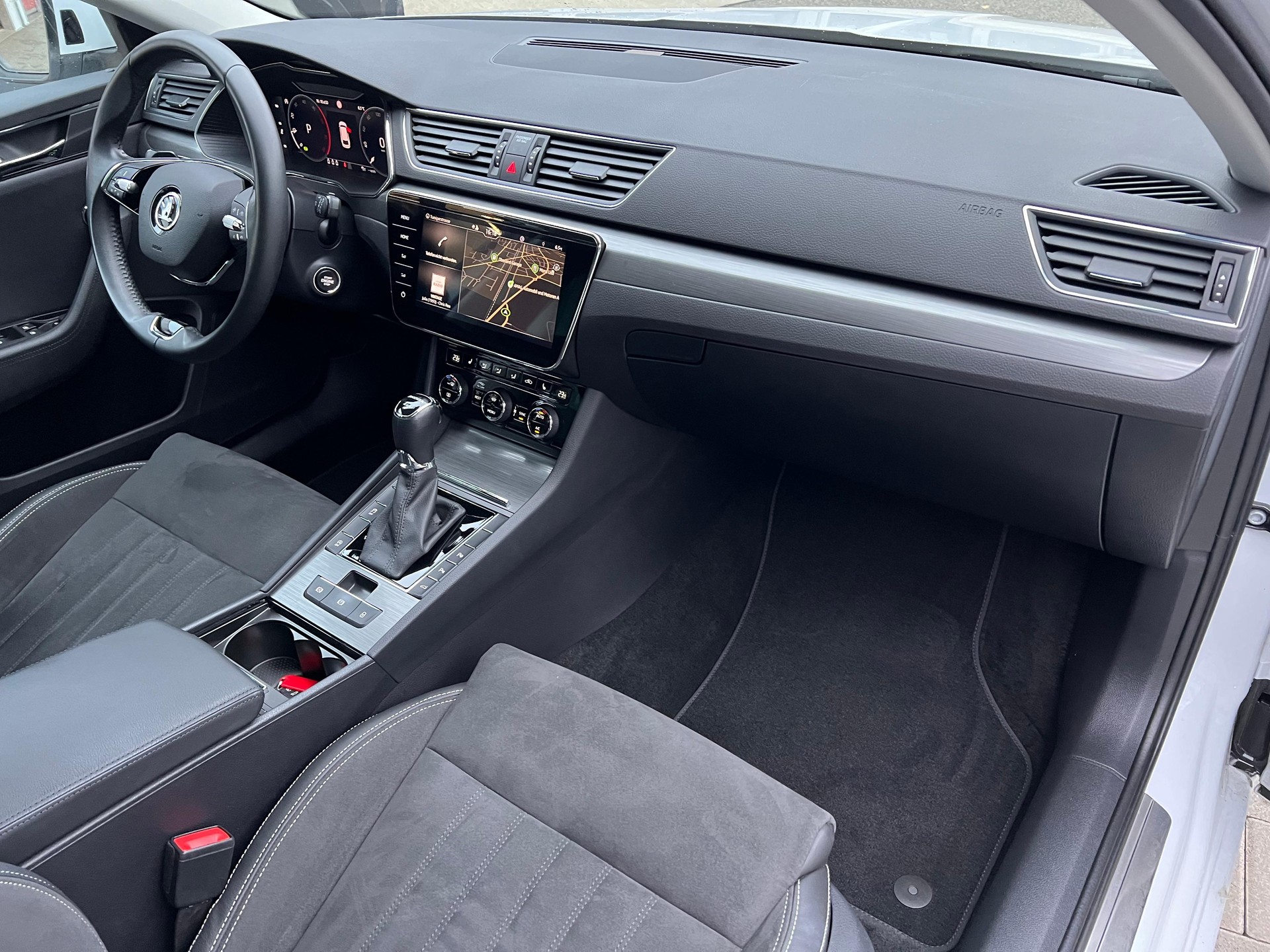 SKODA Superb Combi 2.0 TDI 200 Style 4x4 DSG-image-13