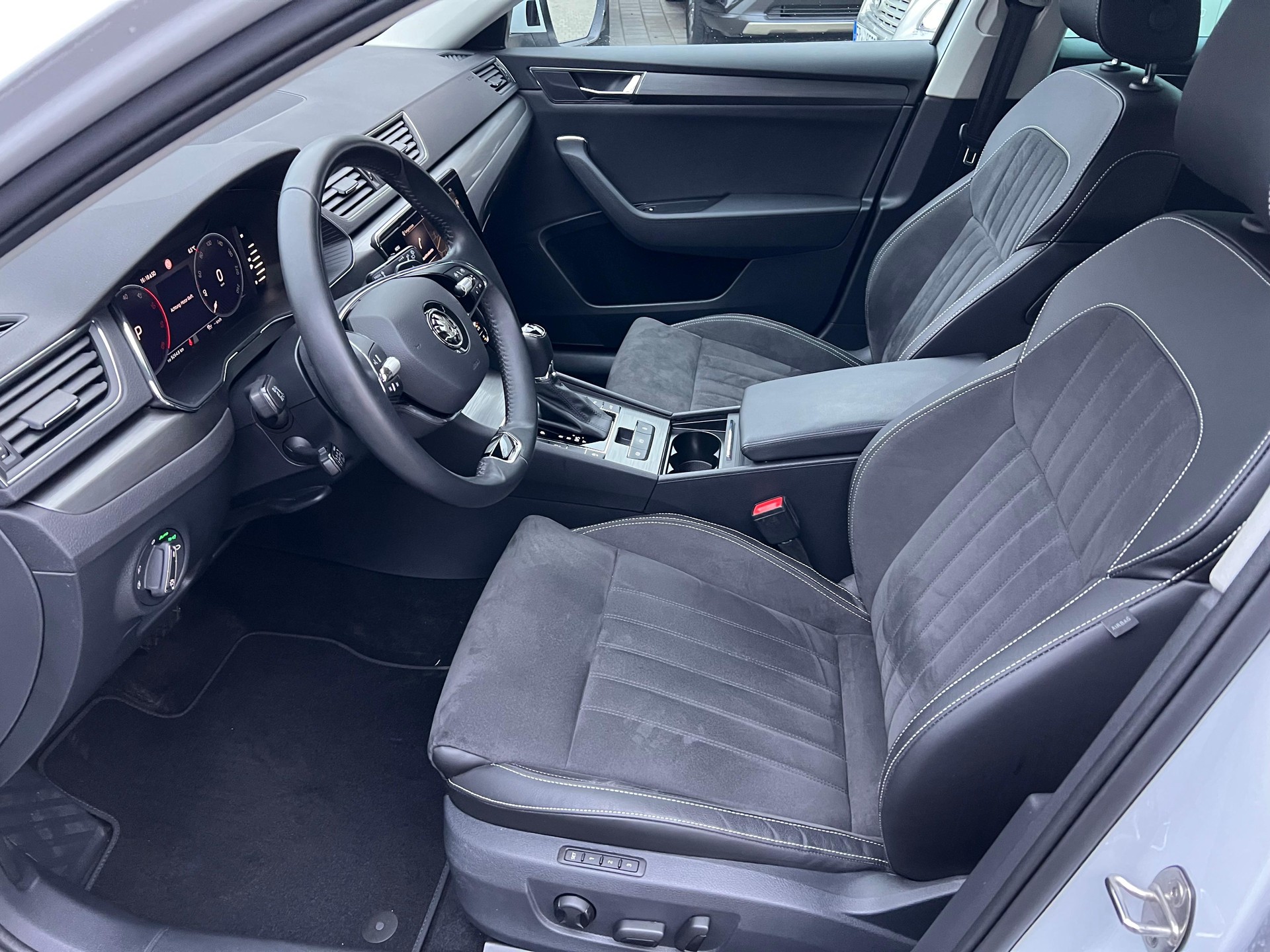 SKODA Superb Combi 2.0 TDI 200 Style 4x4 DSG-image-8