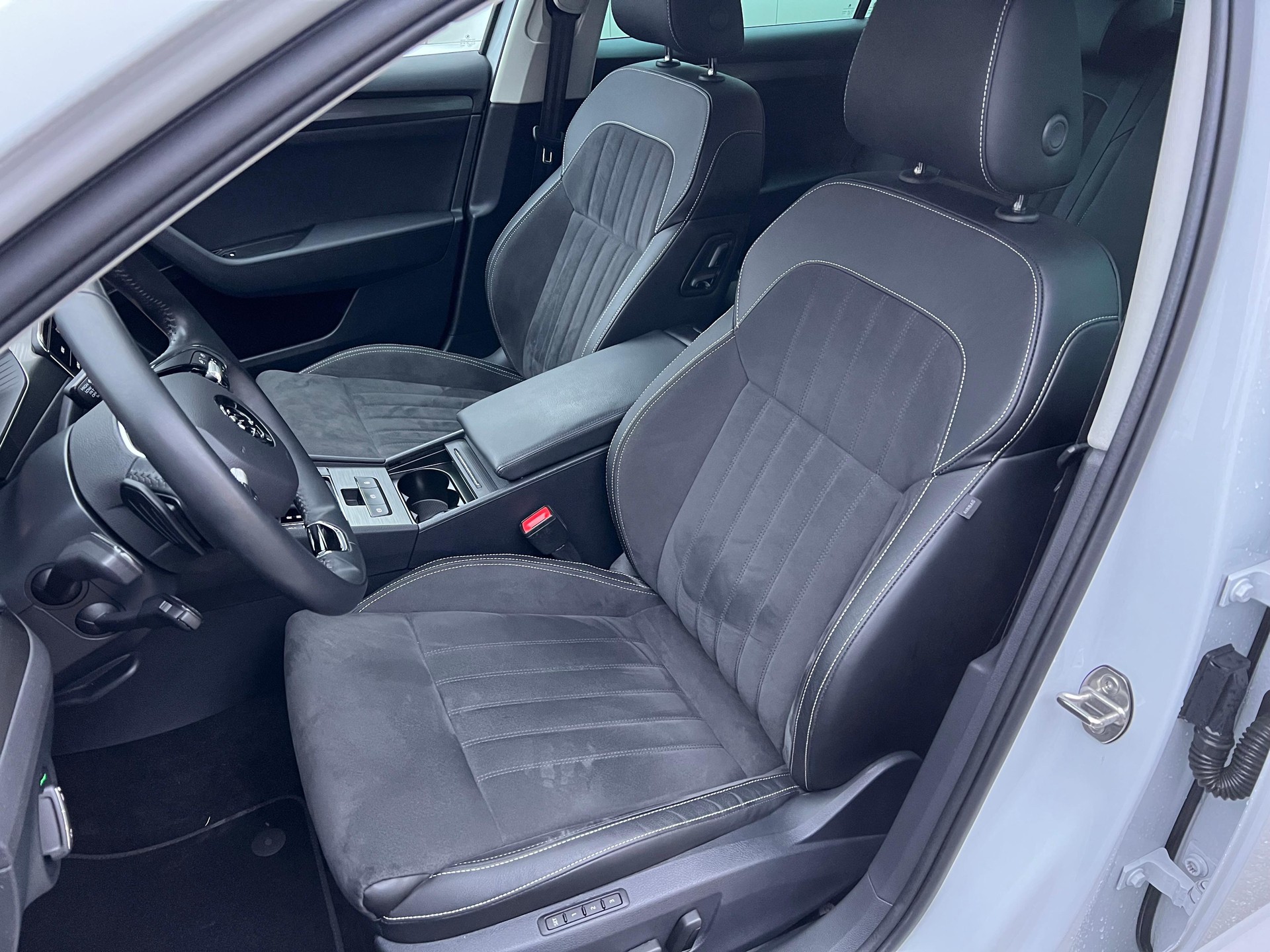 SKODA Superb Combi 2.0 TDI 200 Style 4x4 DSG-image-9