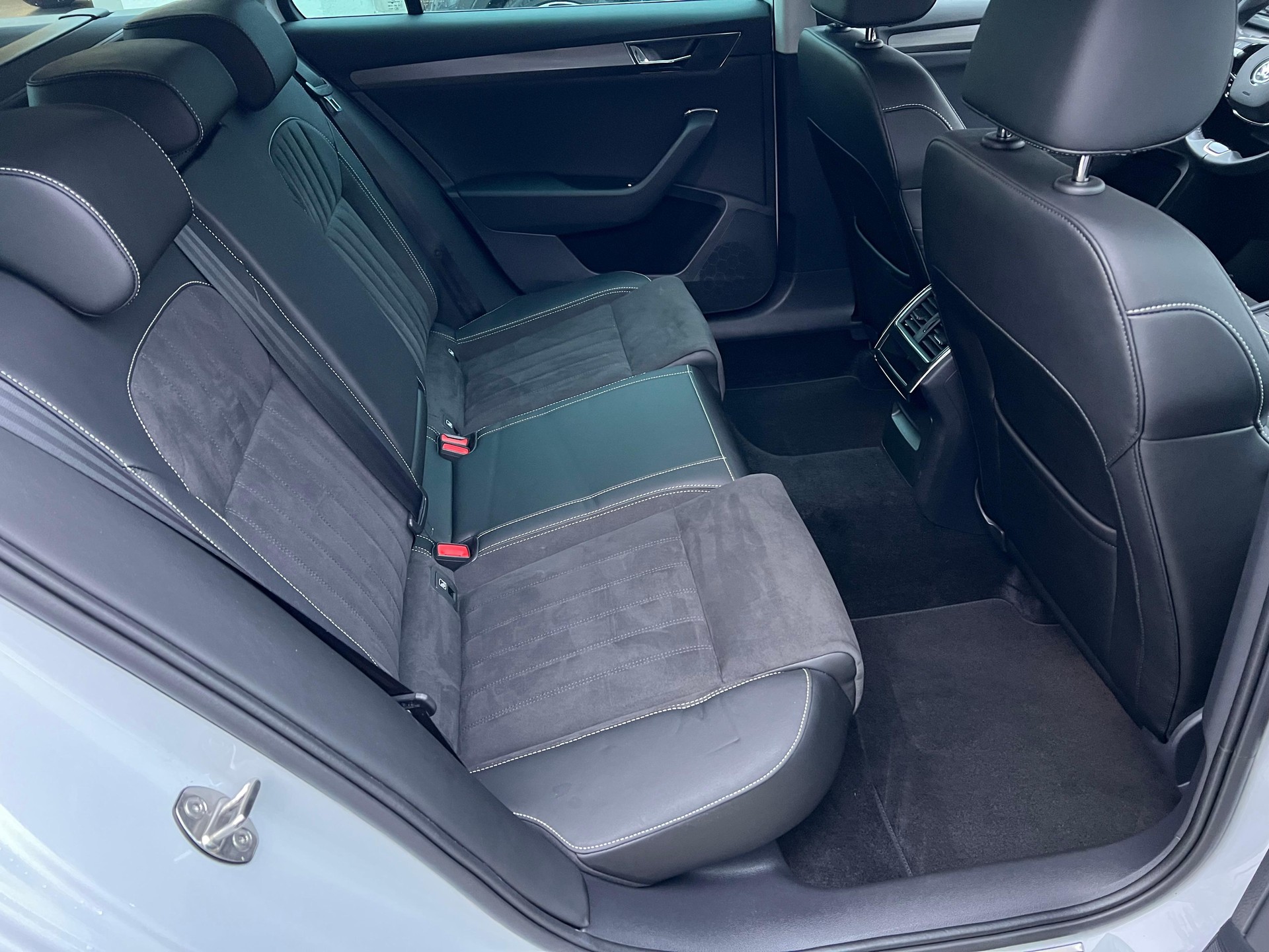 SKODA Superb Combi 2.0 TDI 200 Style 4x4 DSG-image-11