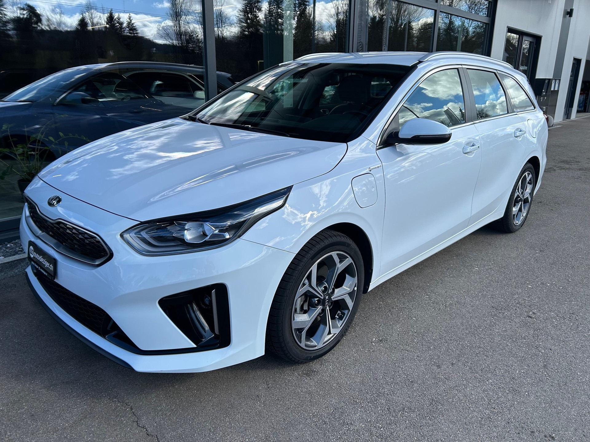KIA Ceed Sportswagon 1.6 GDi Plug-in Hybrid Trend DCT-image-2