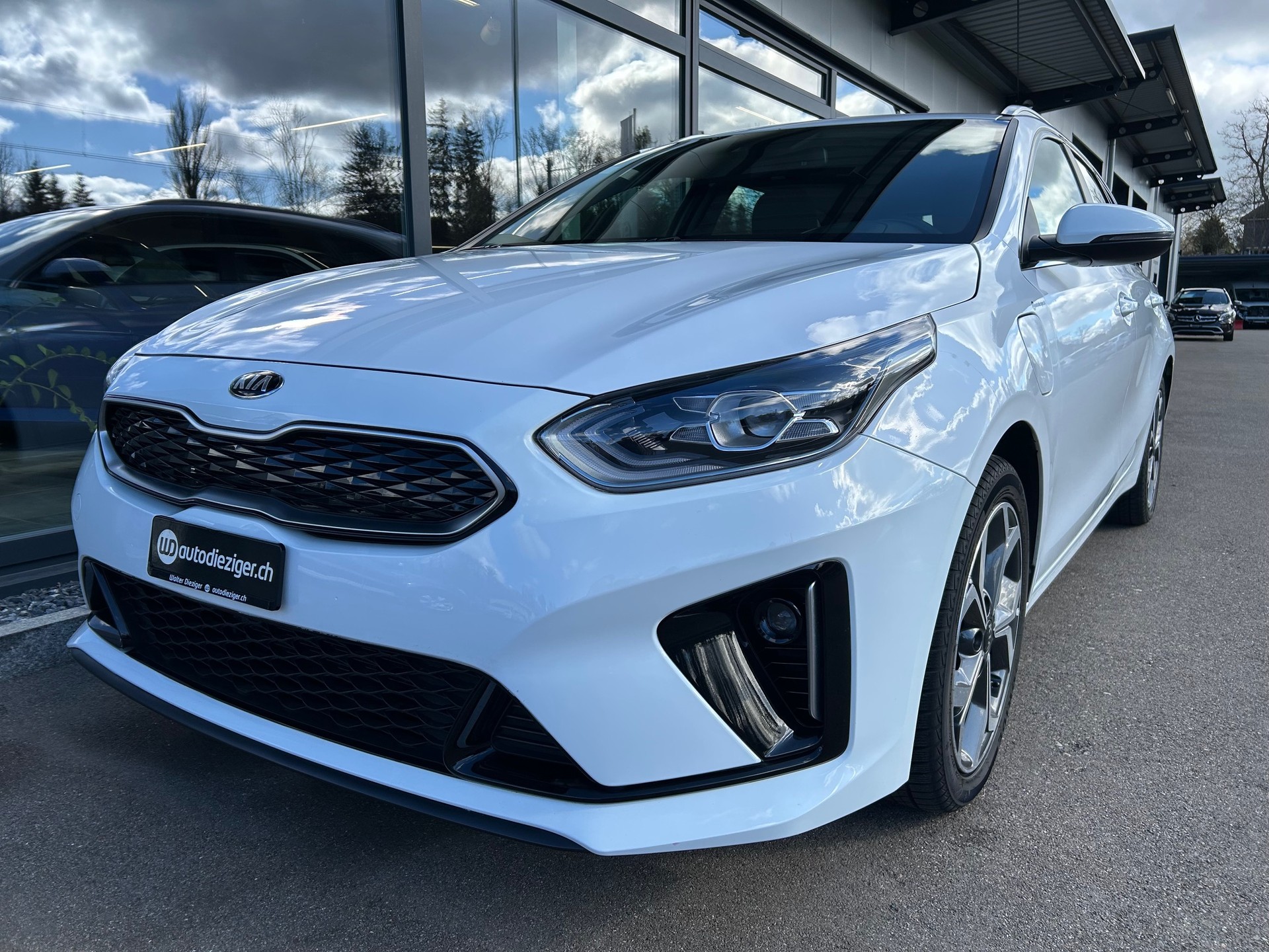 KIA Ceed Sportswagon 1.6 GDi Plug-in Hybrid Trend DCT-image-3