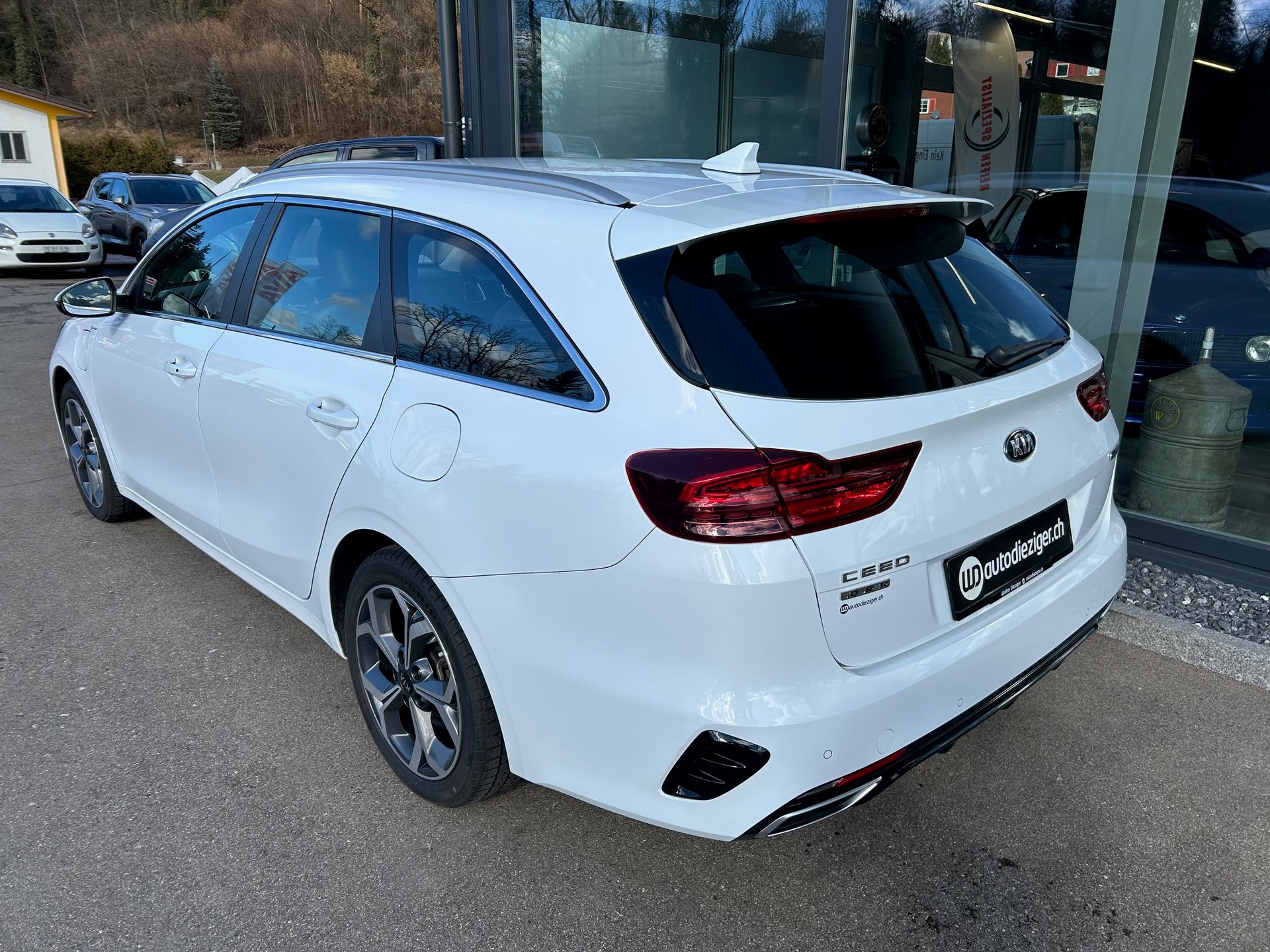 KIA Ceed Sportswagon 1.6 GDi Plug-in Hybrid Trend DCT-image-4