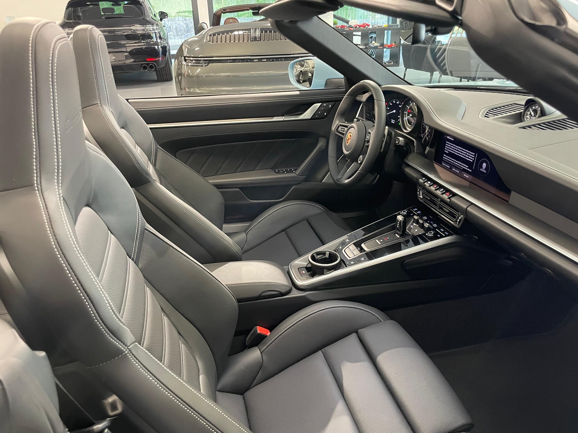 PORSCHE 911 Turbo S Cabriolet PDK-image-14