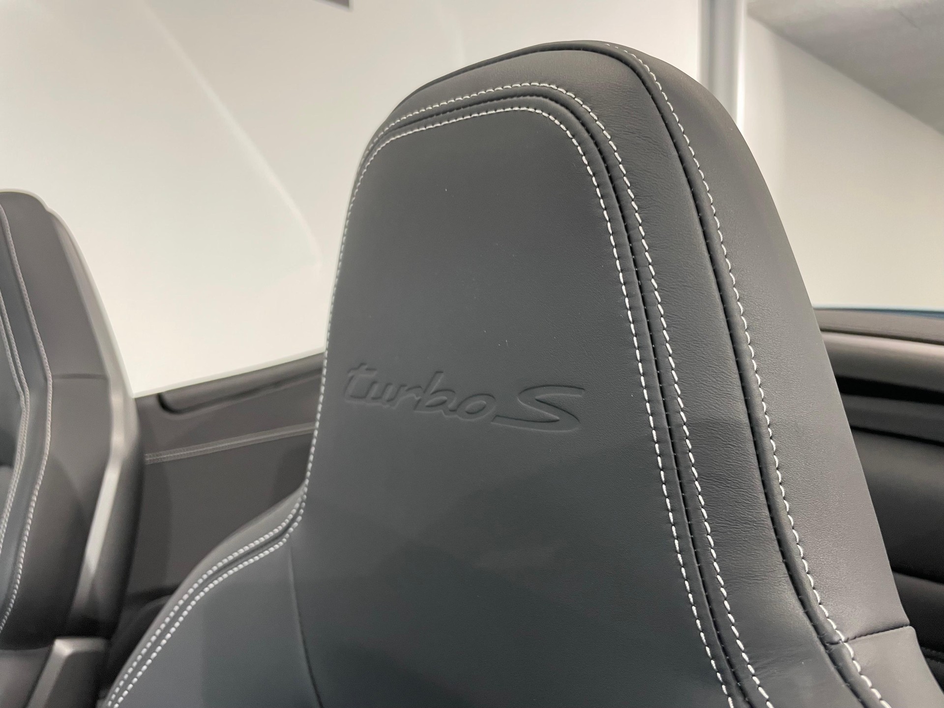 PORSCHE 911 Turbo S Cabriolet PDK-image-16