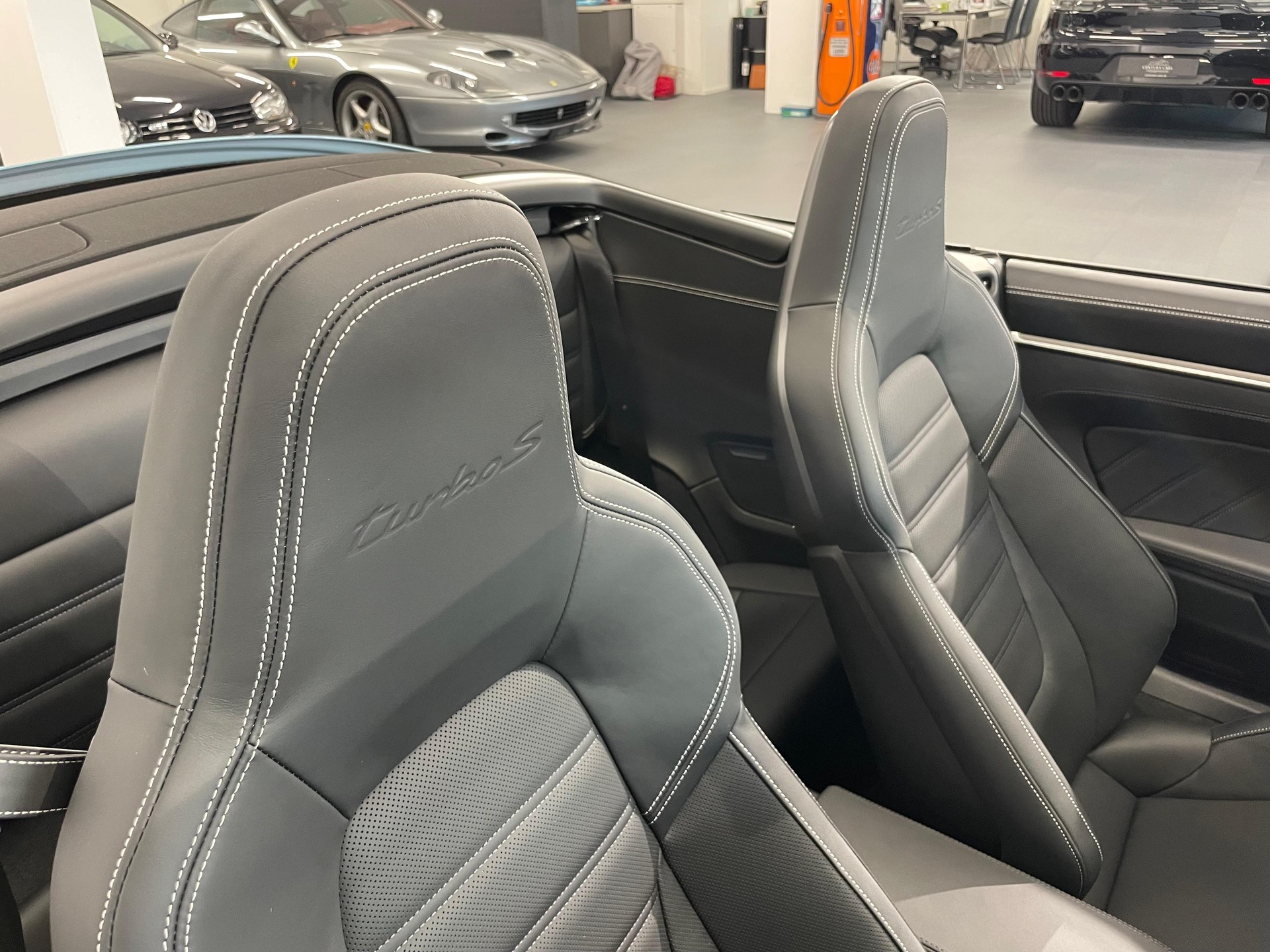 PORSCHE 911 Turbo S Cabriolet PDK-image-15