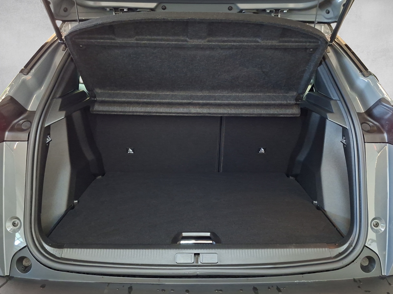 PEUGEOT 2008 1.2 Hybrid 145 GT-image-12