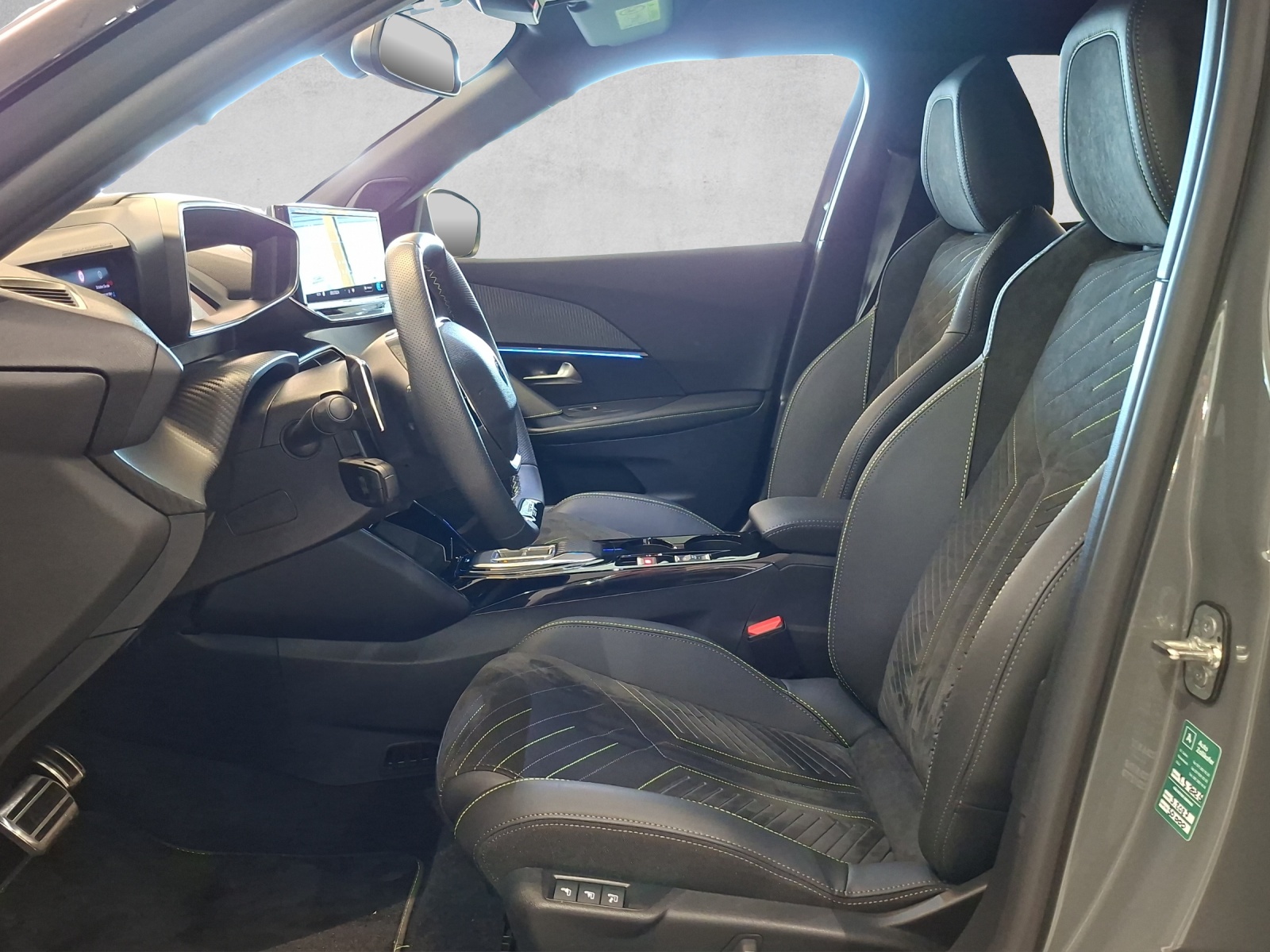 PEUGEOT 2008 1.2 Hybrid 145 GT-image-14