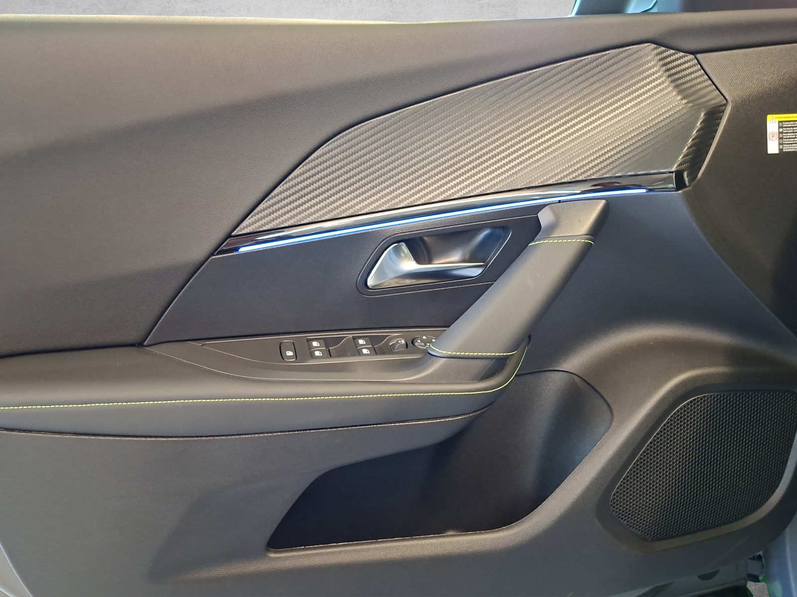 PEUGEOT 2008 1.2 Hybrid 145 GT-image-10