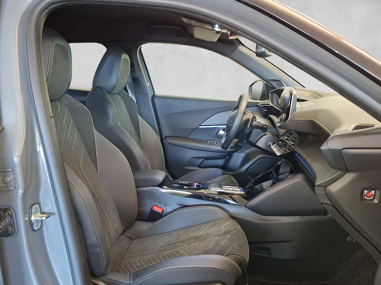 PEUGEOT 2008 1.2 Hybrid 145 GT-image-13