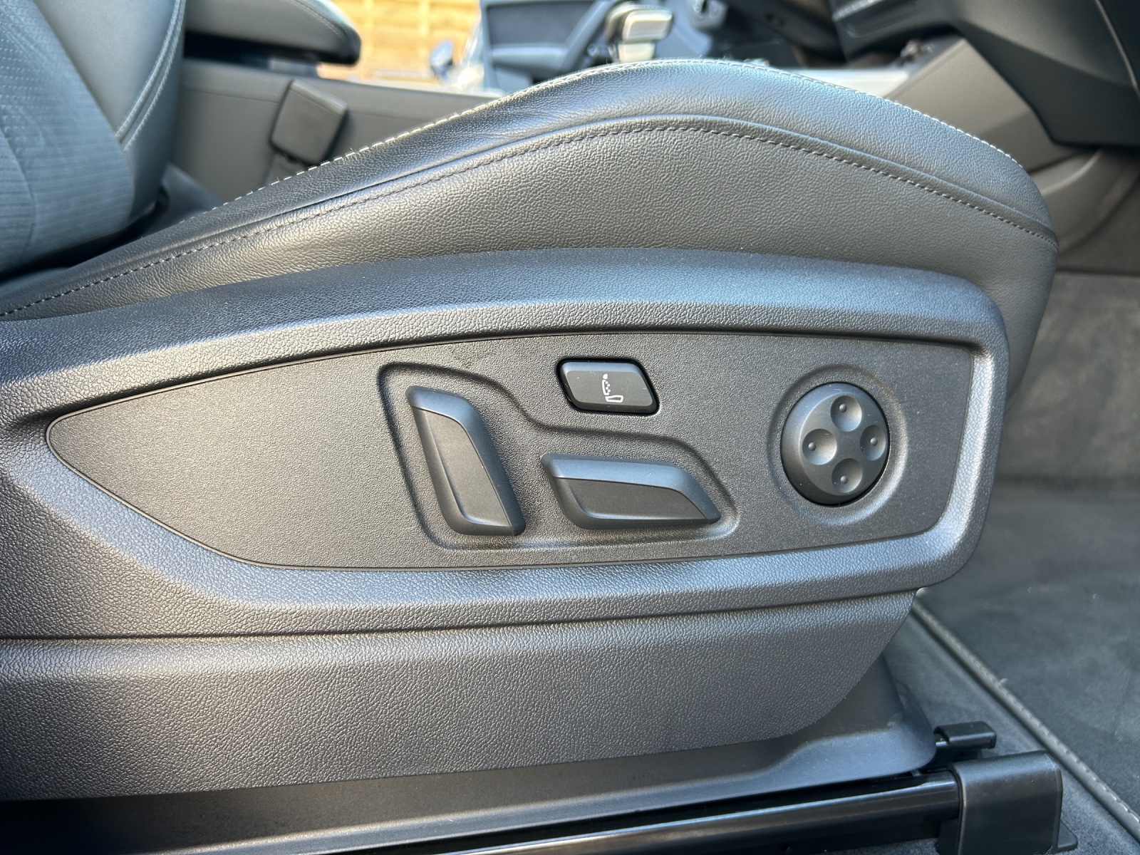 AUDI Q5 Sportback 40 TDI Blackedition quattro S-tronic-image-17