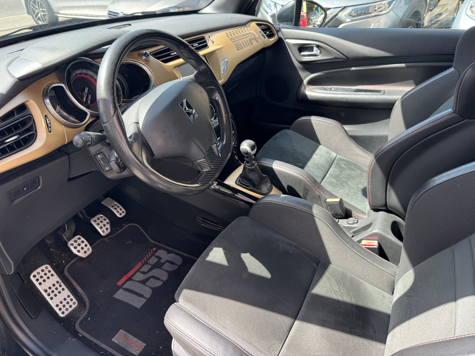 DS AUTOMOBILES DS3 1.6 THP Racing Gold Mat-image-6