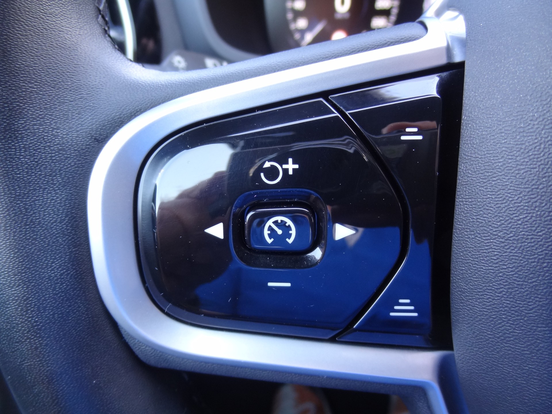 VOLVO V60 B4 Diesel Mild Hybrid *Plus Dark* Geartronic-image-13