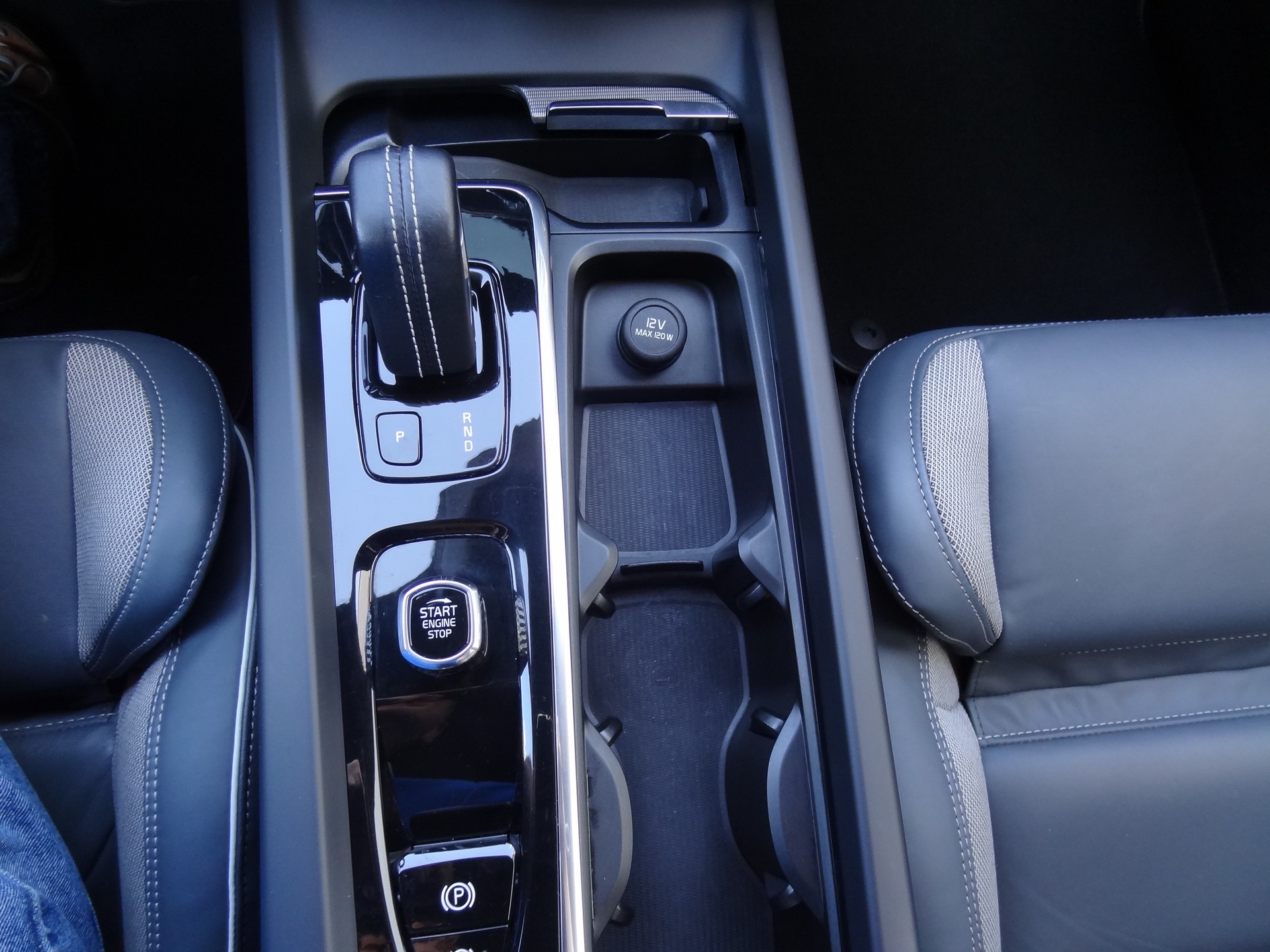 VOLVO V60 B4 Diesel Mild Hybrid *Plus Dark* Geartronic-image-17