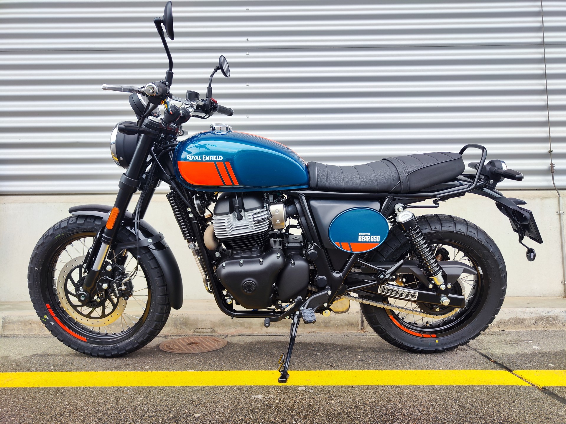 ROYAL ENFIELD Bear 650 Base-showroom-element-1